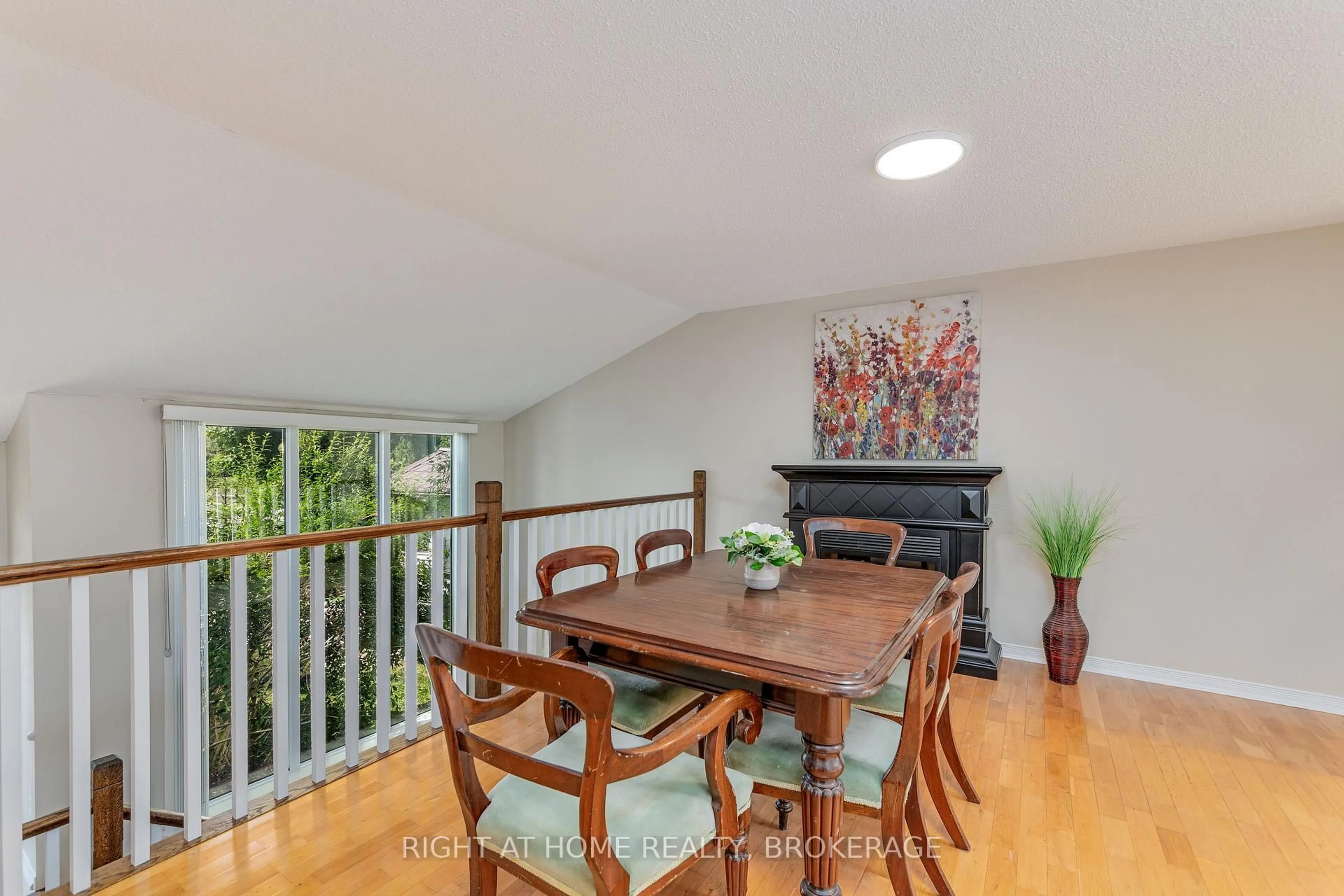 Dining room, wood/laminate floor for 136 Hickling Tr, Barrie Ontario L4M 5T6