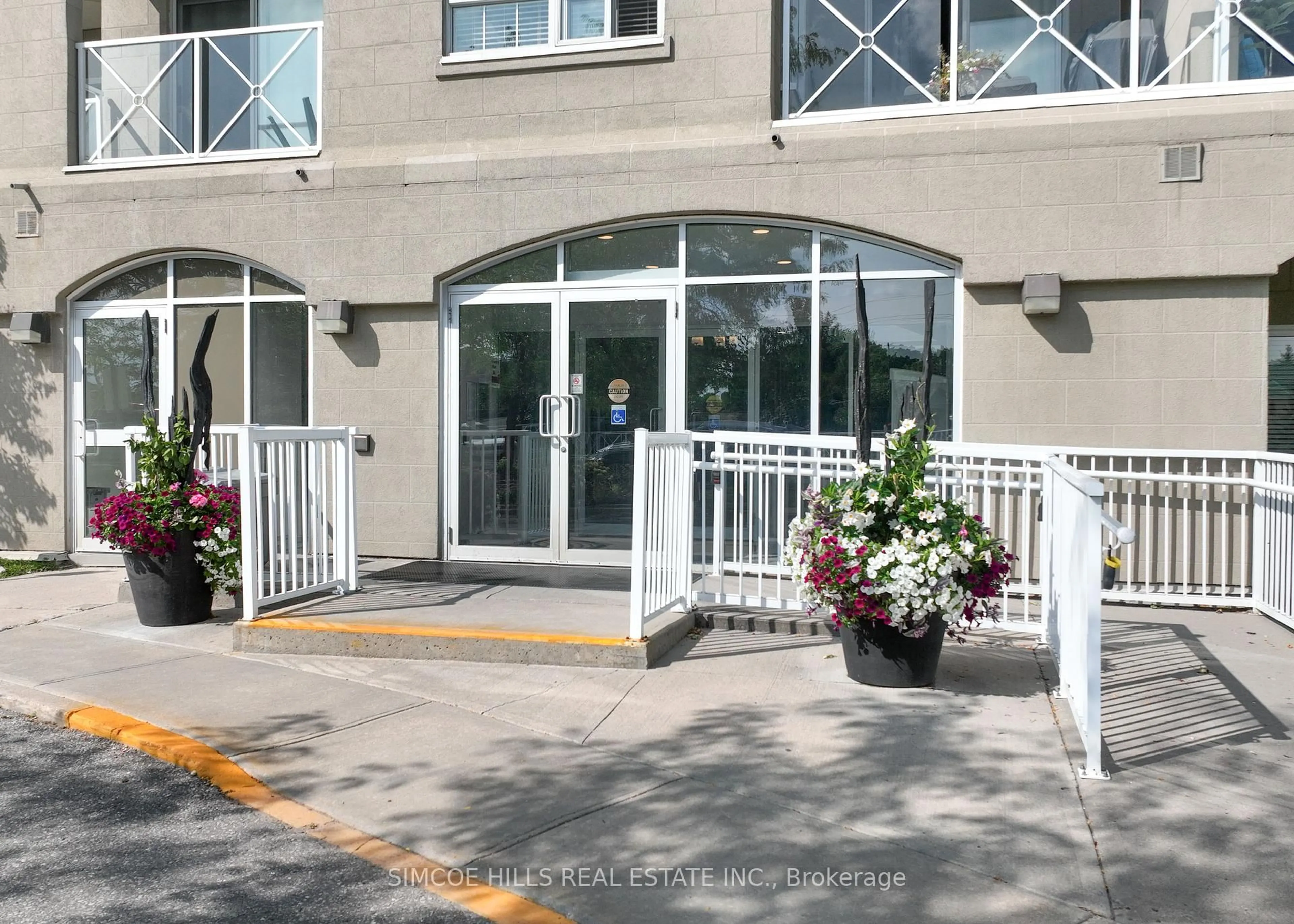 Indoor foyer for 354 ATHERLEY Rd #402, Orillia Ontario L3V 0B8
