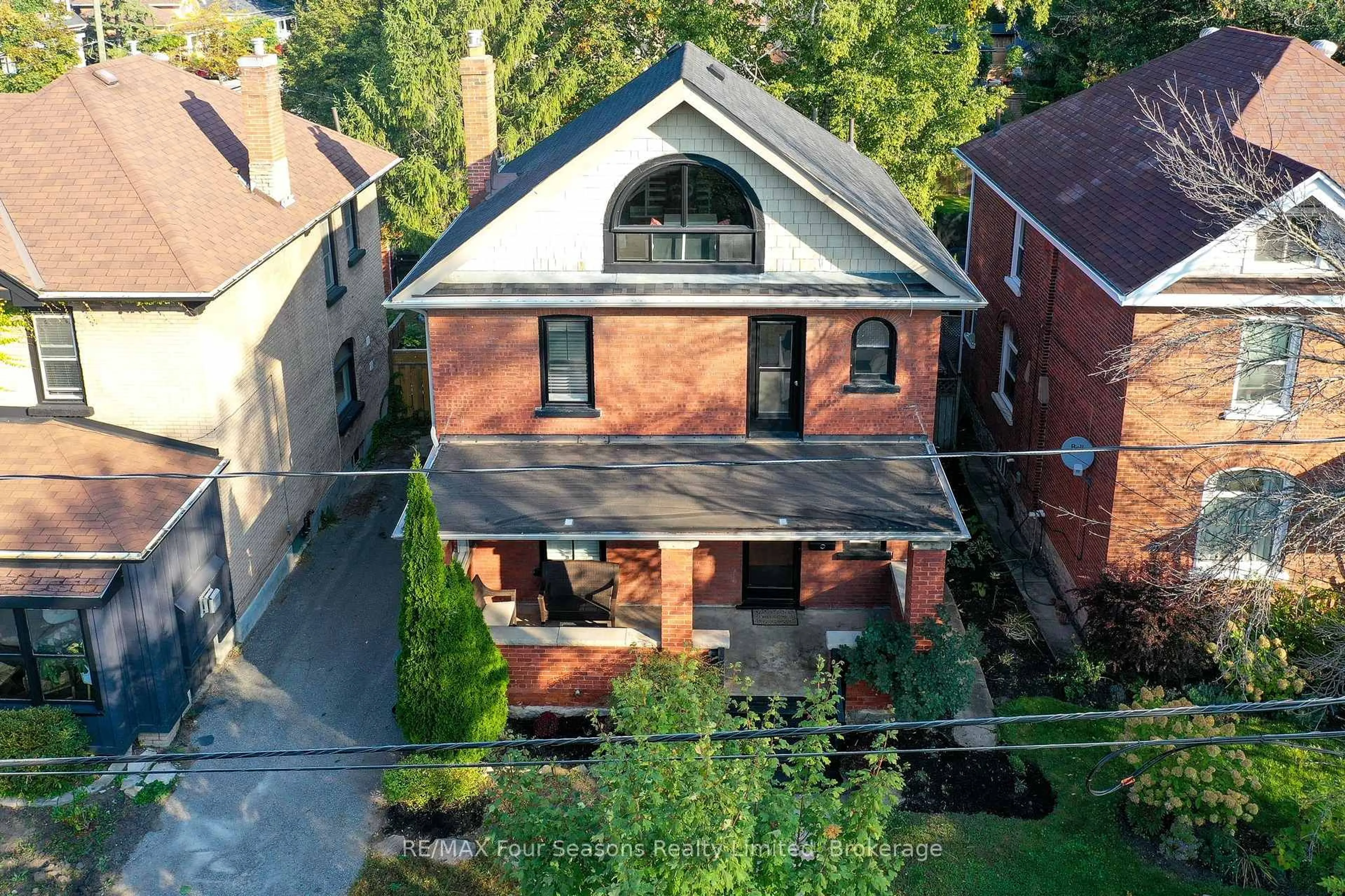 A pic from outside/outdoor area/front of a property/back of a property/a pic from drone, street for 143 Fourth St, Collingwood Ontario L9Y 1R6