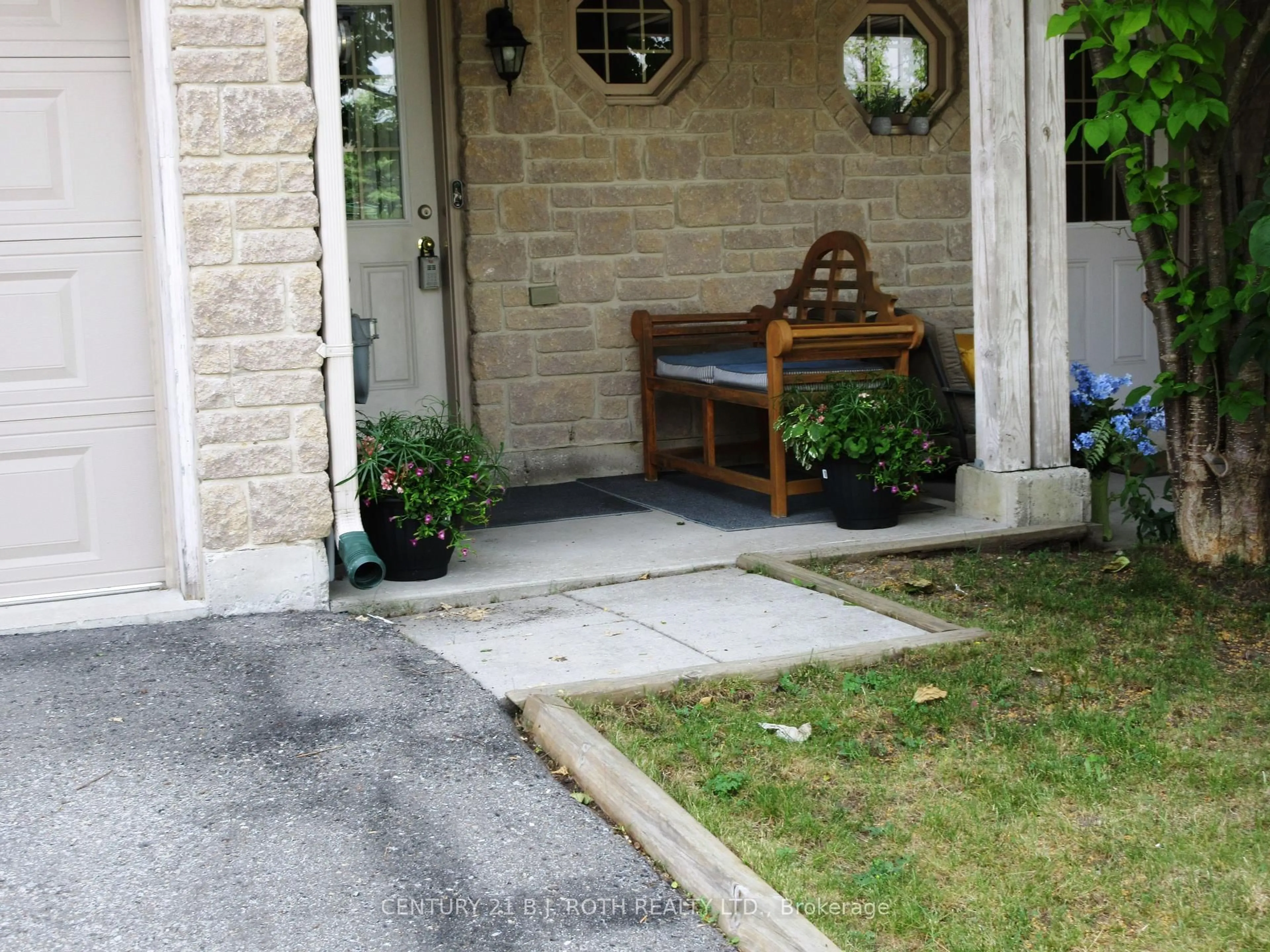 Patio, street for 175 Stanley St #9, Barrie Ontario L4M 0G2