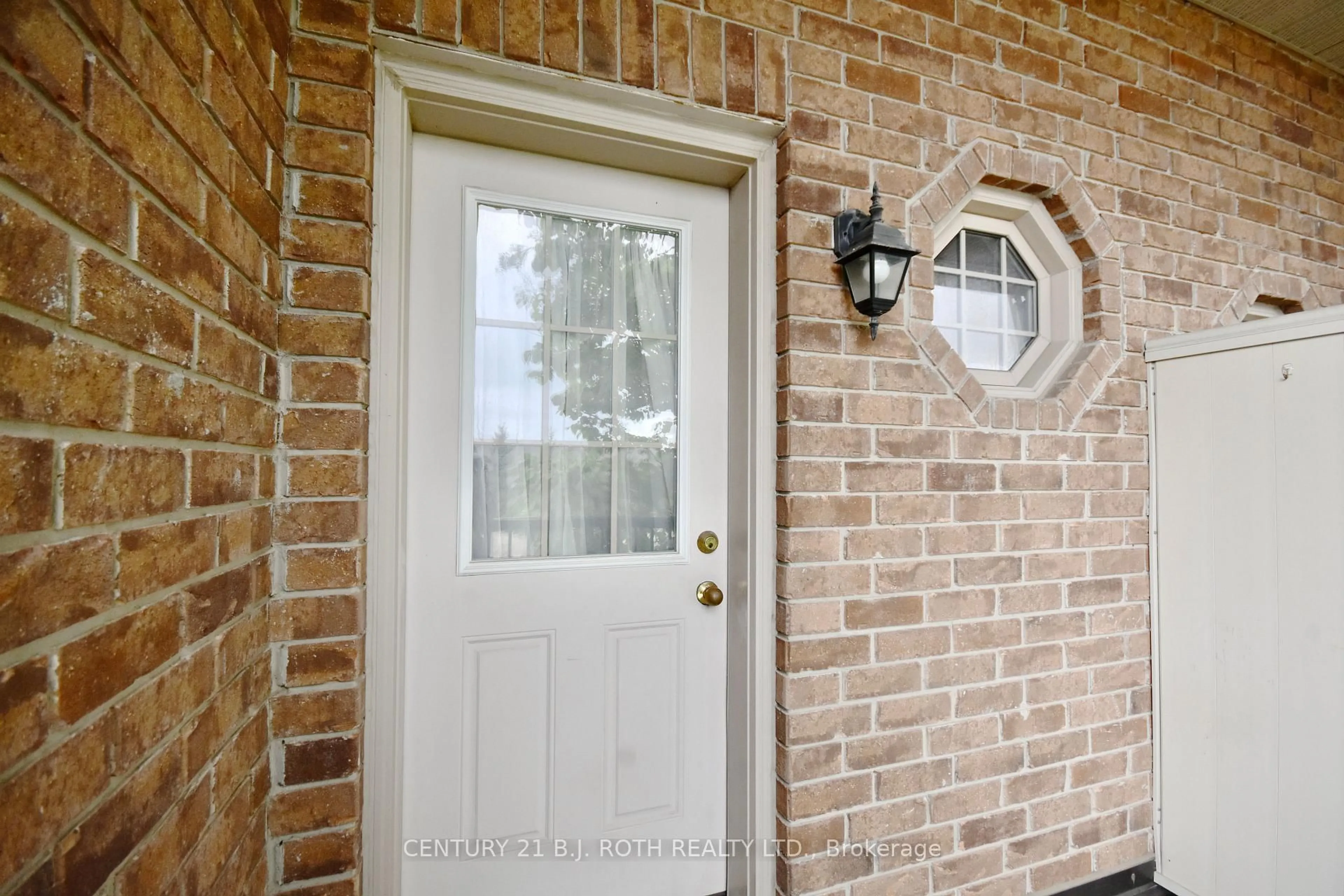 Indoor entryway for 175 Stanley St #9, Barrie Ontario L4M 0G2