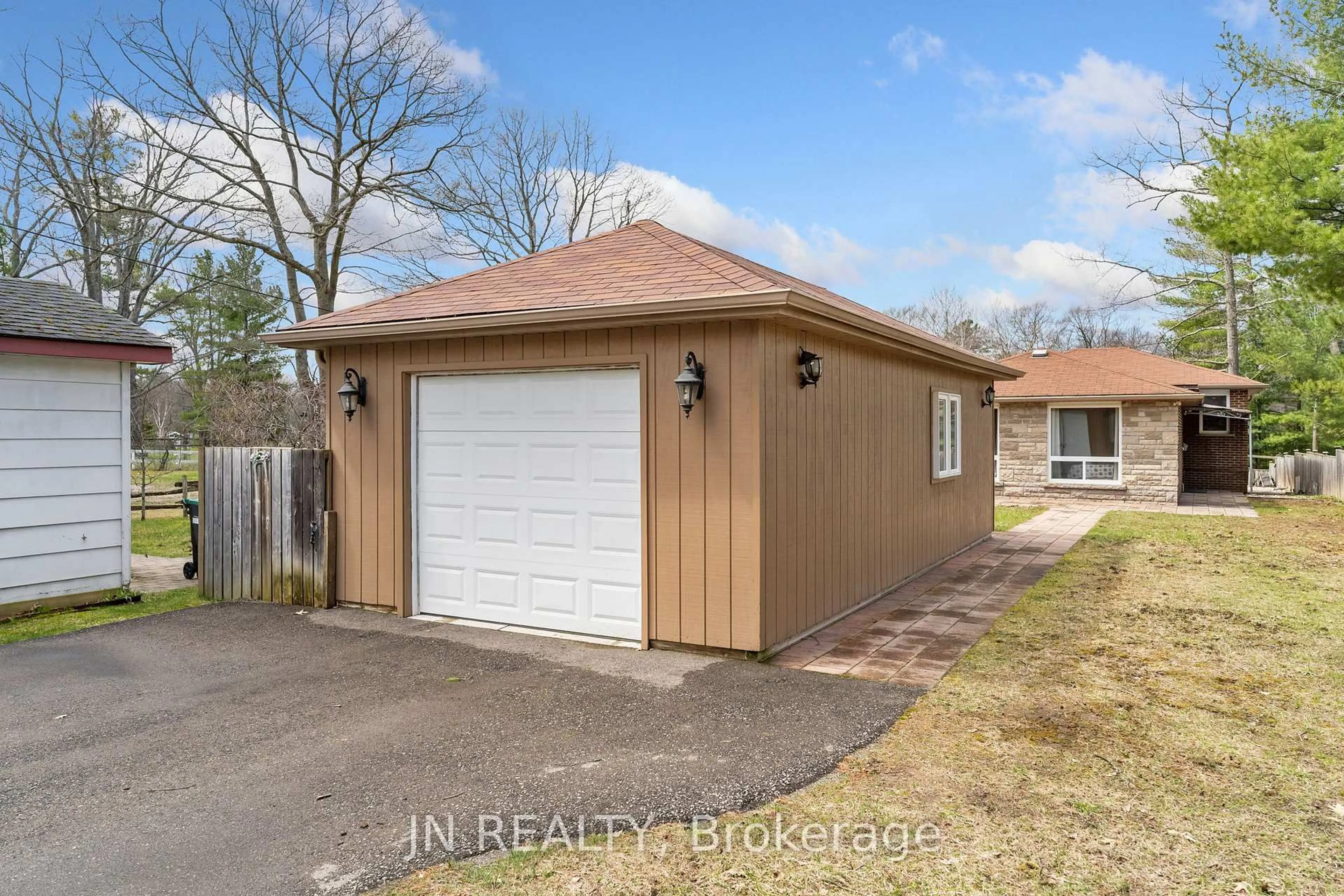 Indoor garage for 322 Oxbow Park Dr, Wasaga Beach Ontario L9Z 2V6