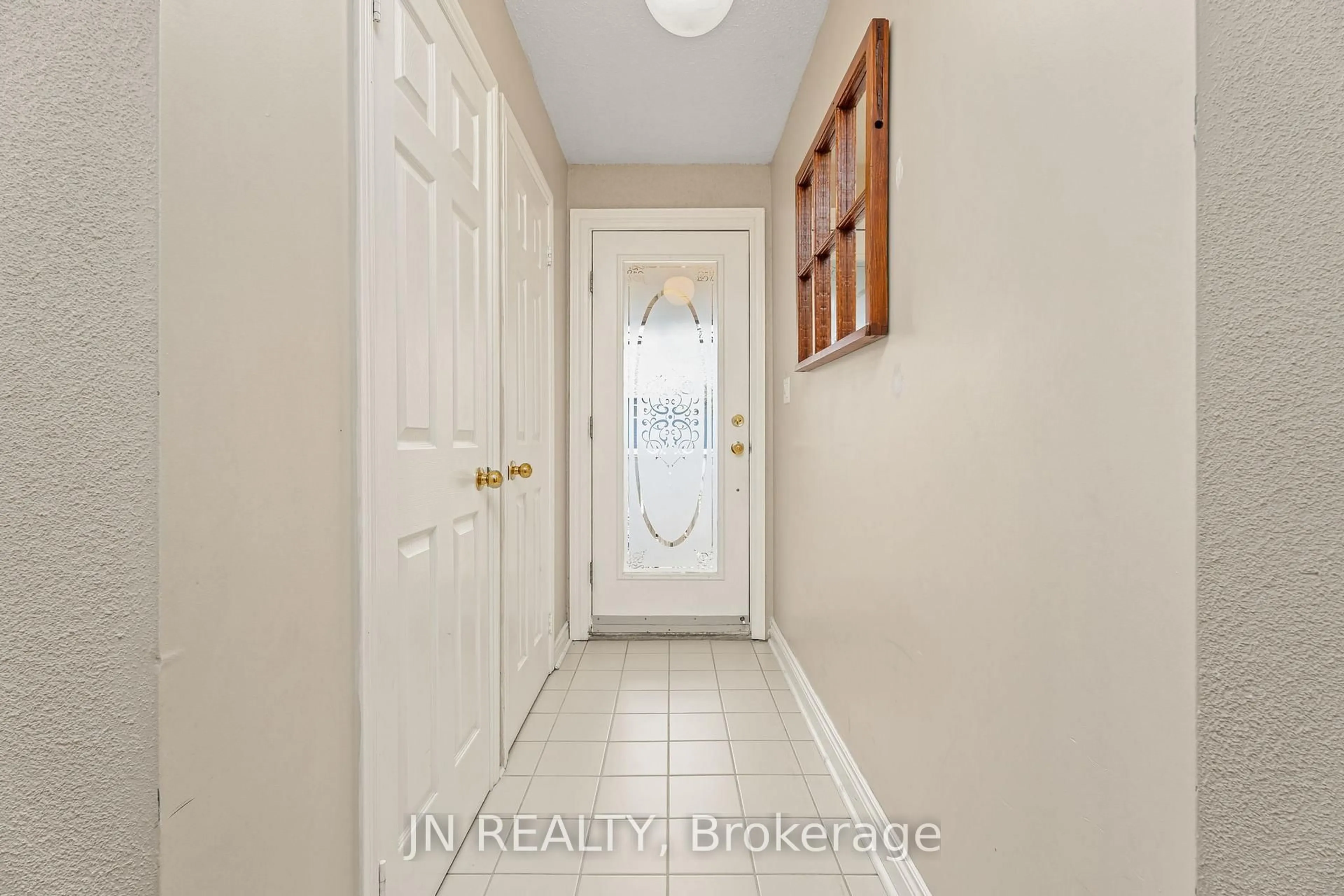 Indoor entryway for 322 Oxbow Park Dr, Wasaga Beach Ontario L9Z 2V6
