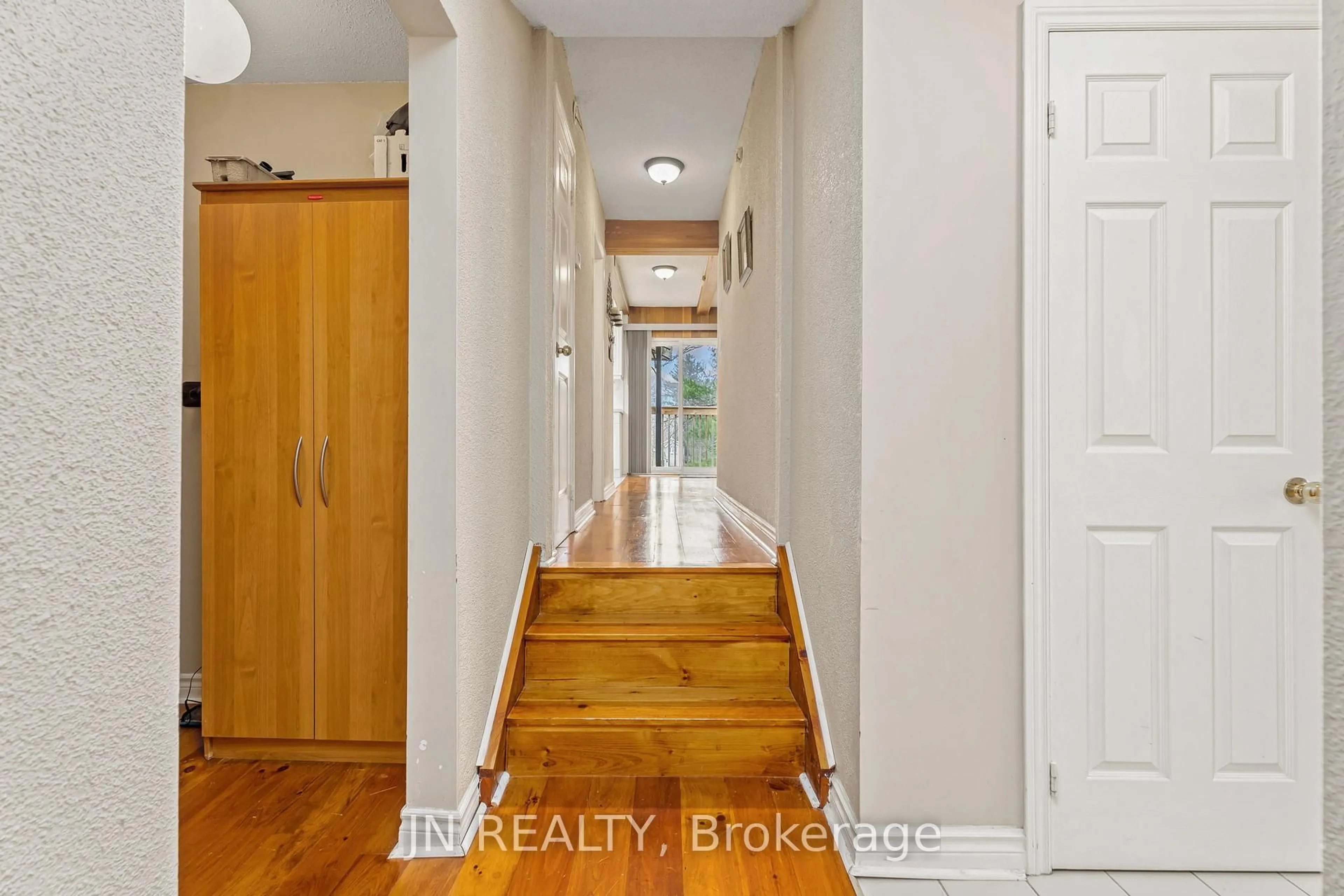Indoor entryway for 322 Oxbow Park Dr, Wasaga Beach Ontario L9Z 2V6