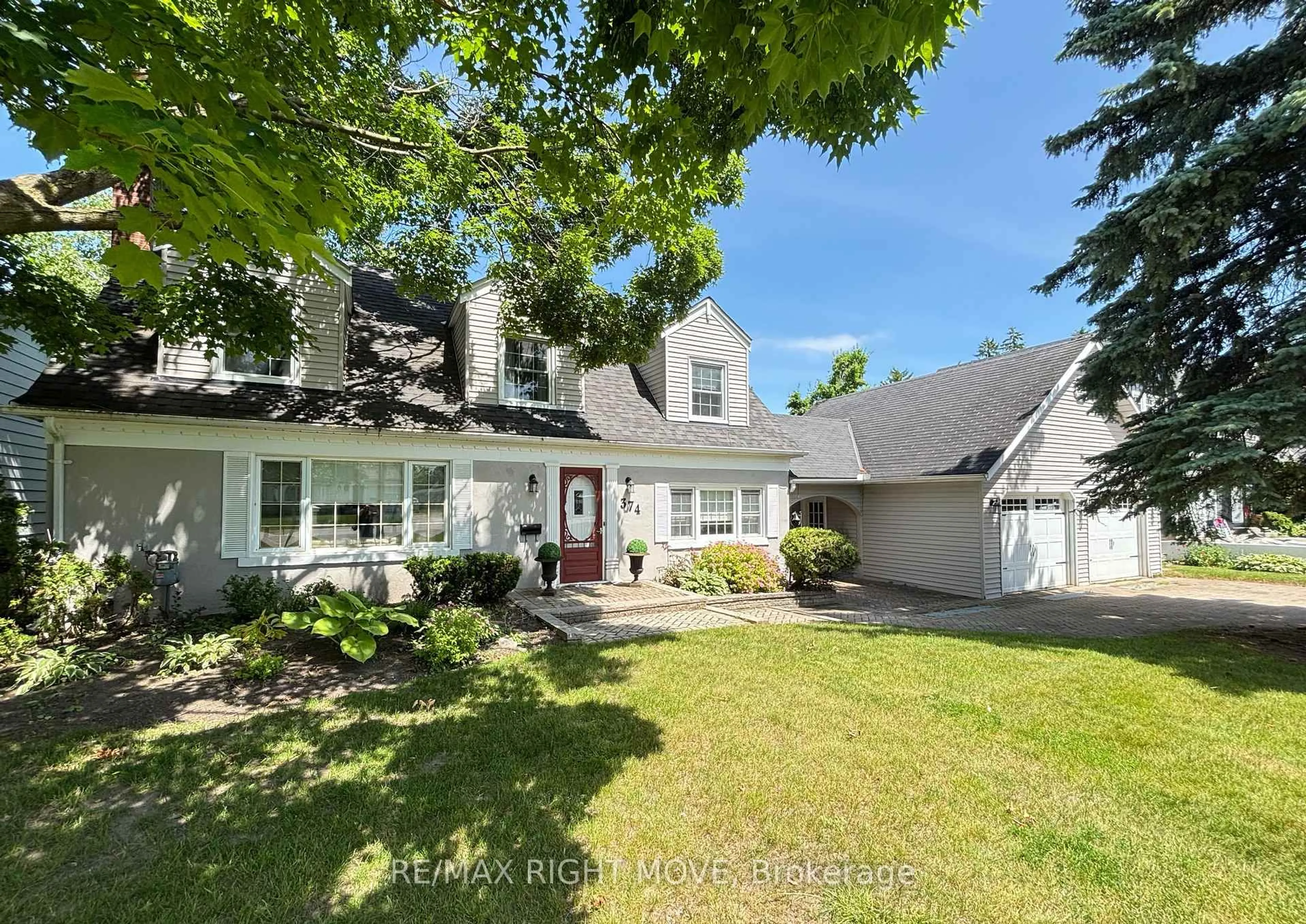 A pic from outside/outdoor area/front of a property/back of a property/a pic from drone, street for 374 Peter St, Orillia Ontario L3V 5A6