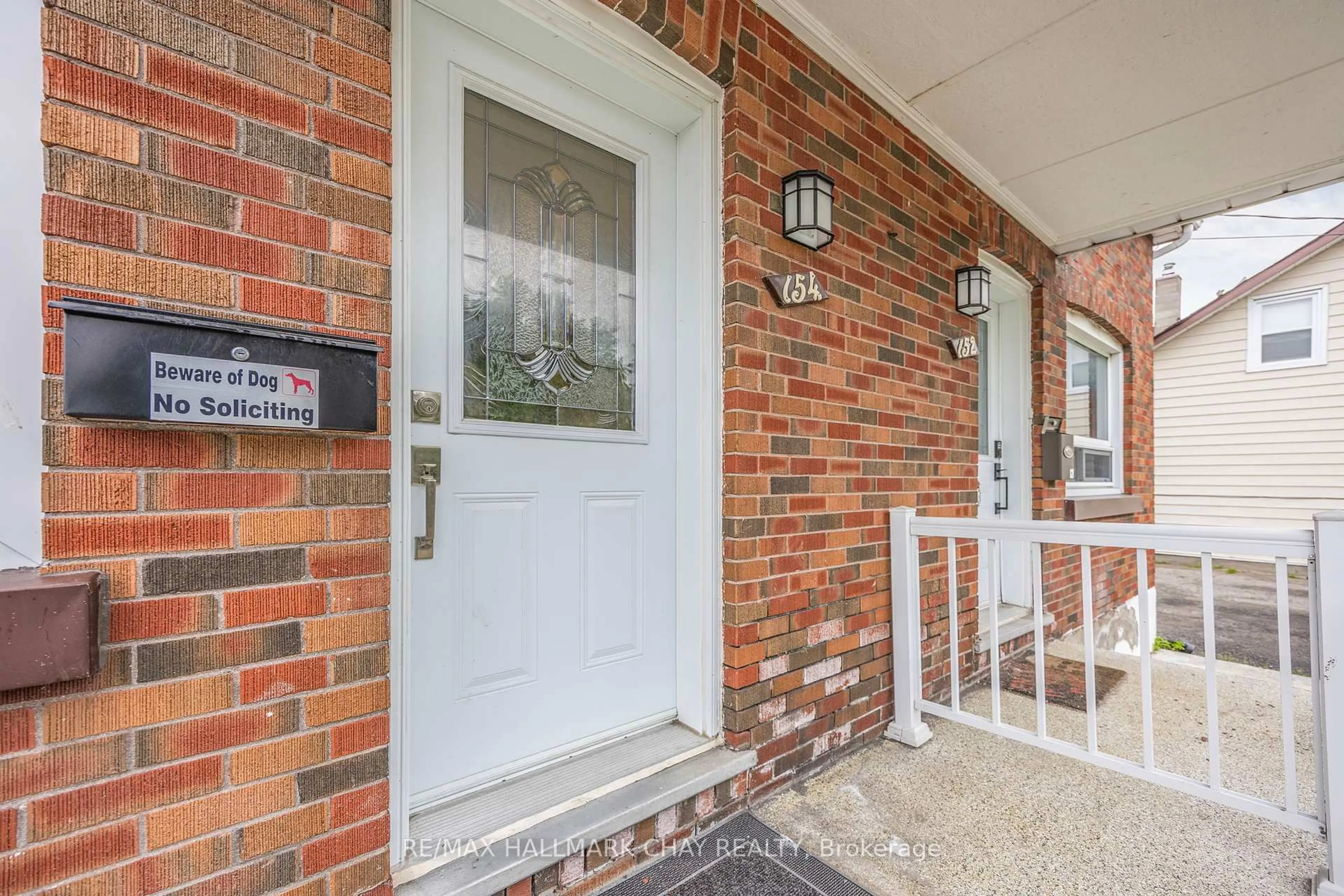 Indoor entryway for 154 Sanford St, Barrie Ontario L4N 3C7