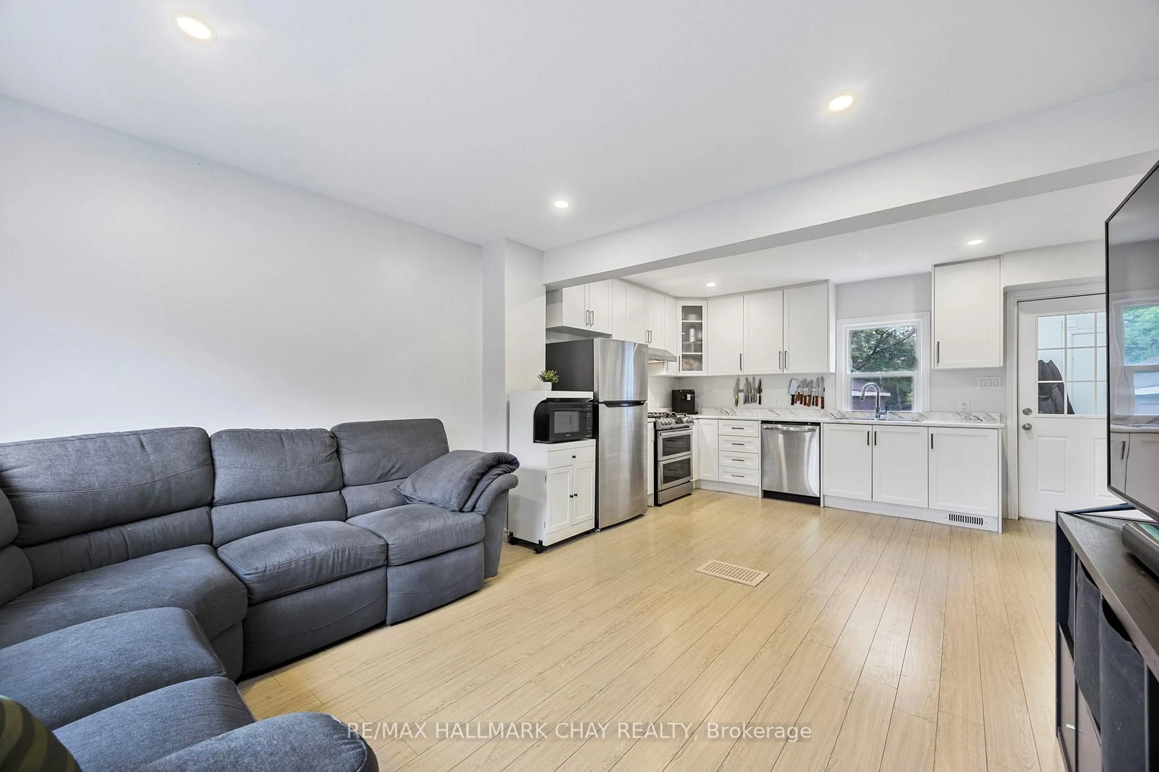 Open concept kitchen, unknown for 154 Sanford St, Barrie Ontario L4N 3C7