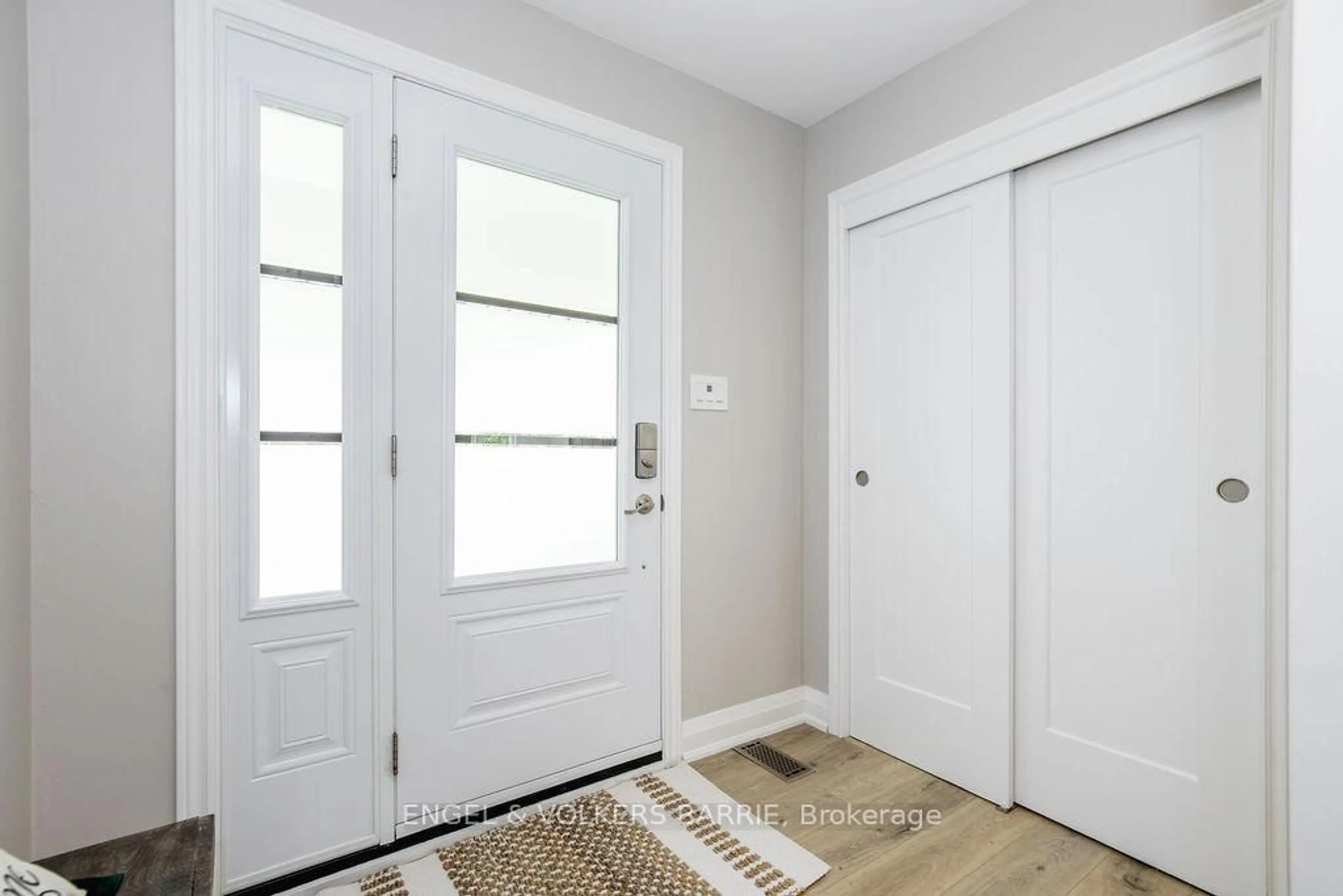 Indoor entryway for 1175 Carson Rd, Springwater Ontario L4M 4S5