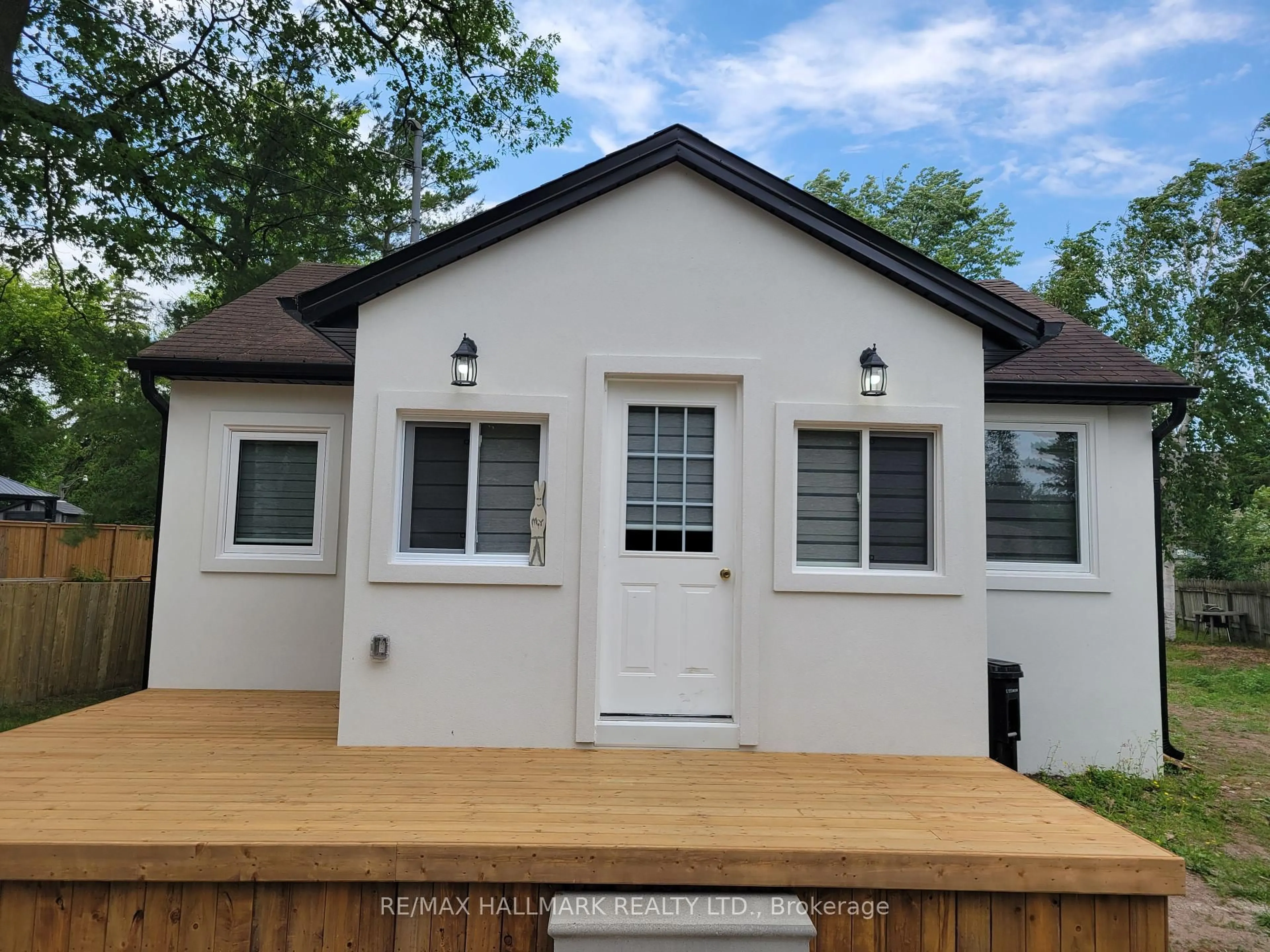 Home with vinyl exterior material, building for 16 73rd St #PART 1, Wasaga Beach Ontario L9Z 2X6