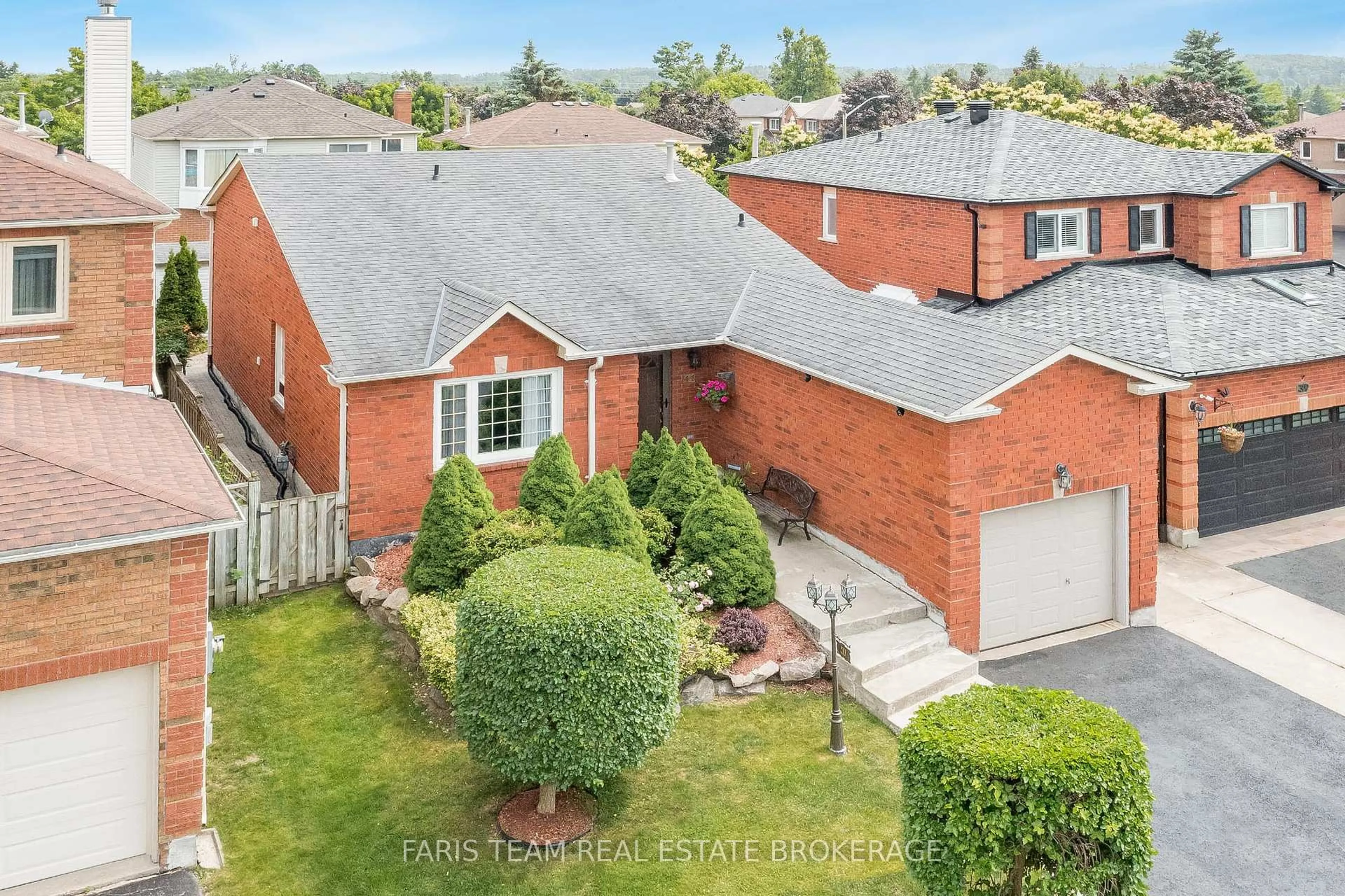 A pic from outside/outdoor area/front of a property/back of a property/a pic from drone, street for 41 McDougall Dr, Barrie Ontario L4N 7H7