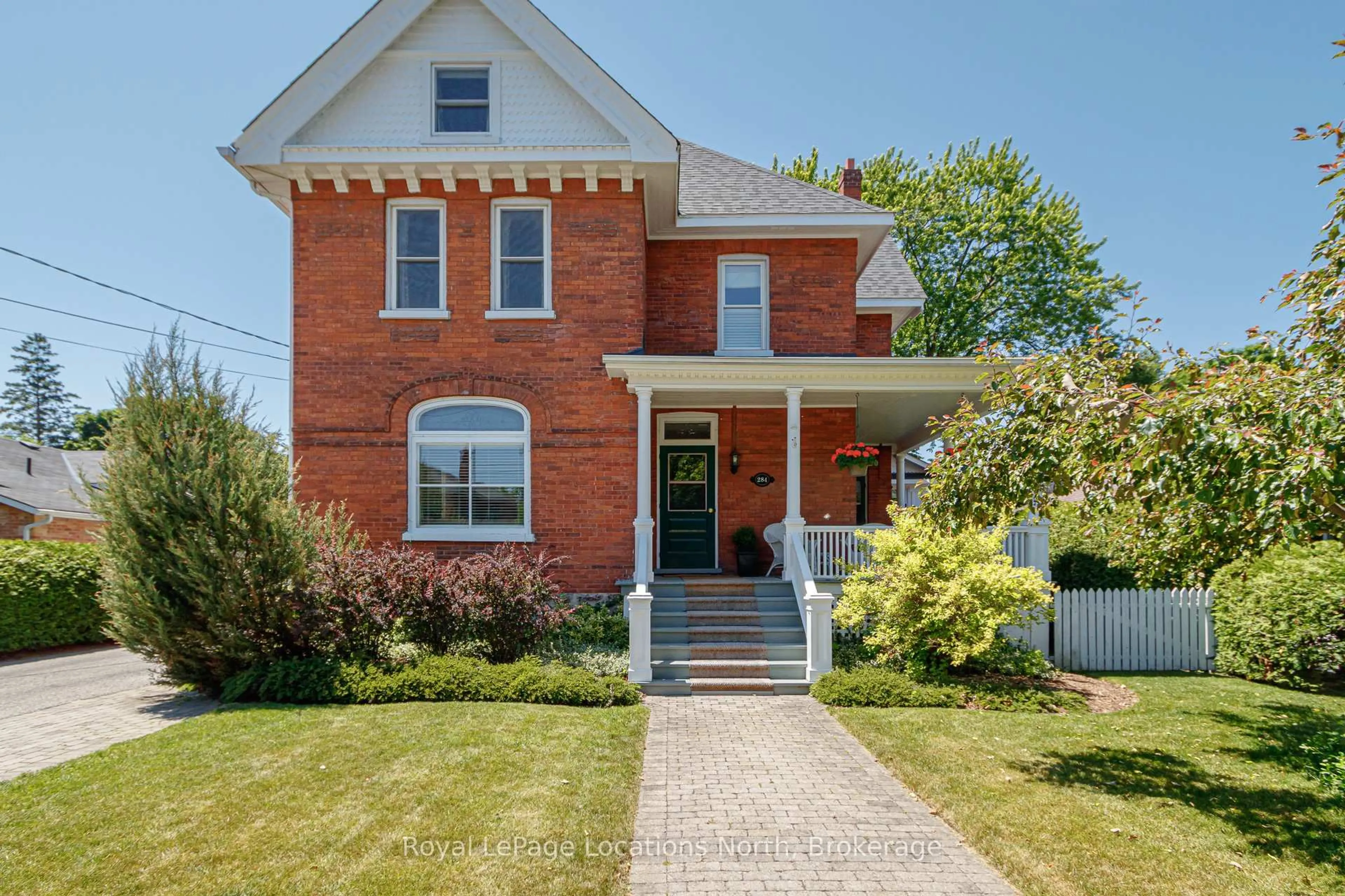 Home with brick exterior material, street for 284 Maple St, Collingwood Ontario L9Y 2R4
