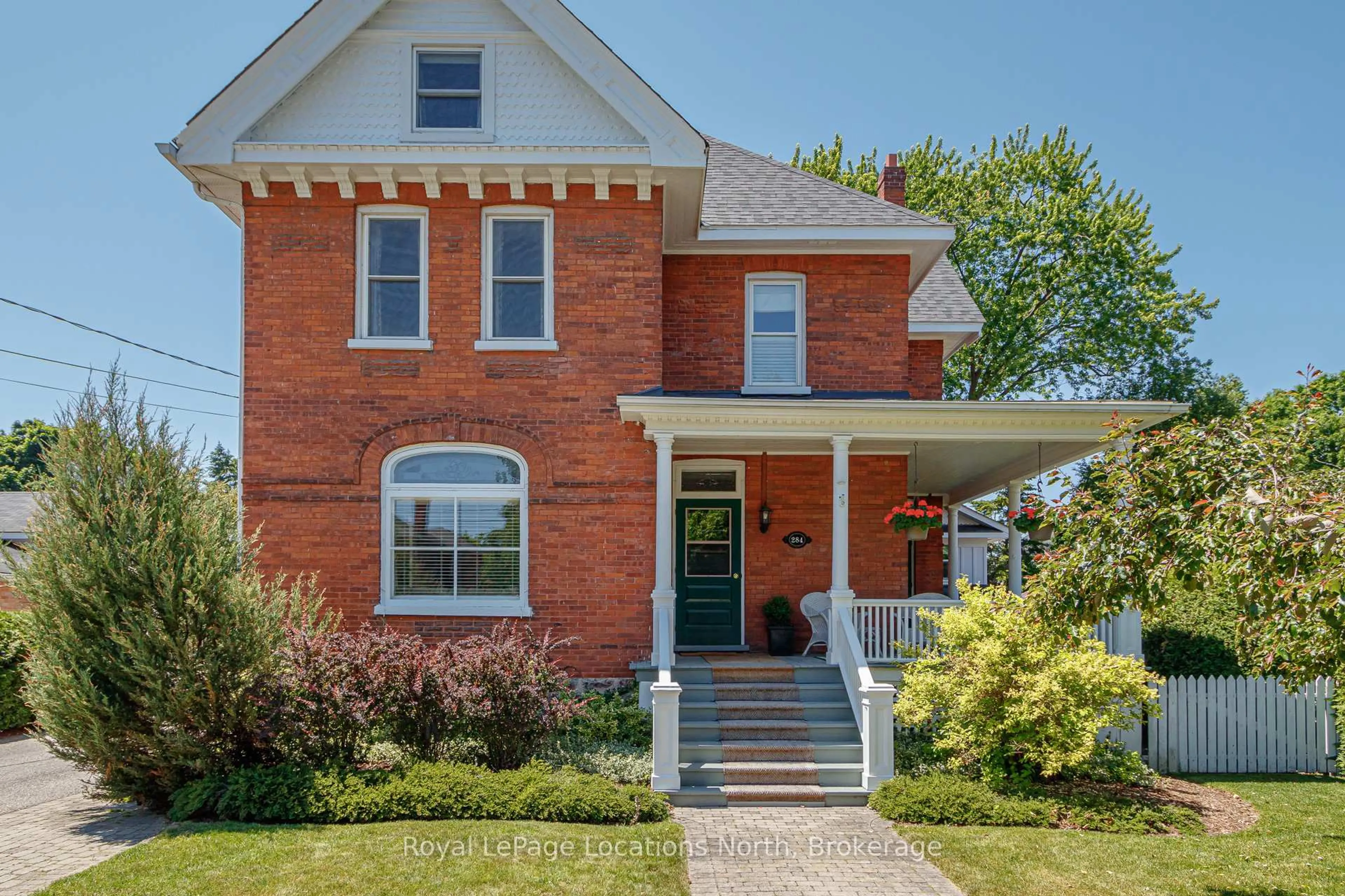 Home with brick exterior material, street for 284 Maple St, Collingwood Ontario L9Y 2R4