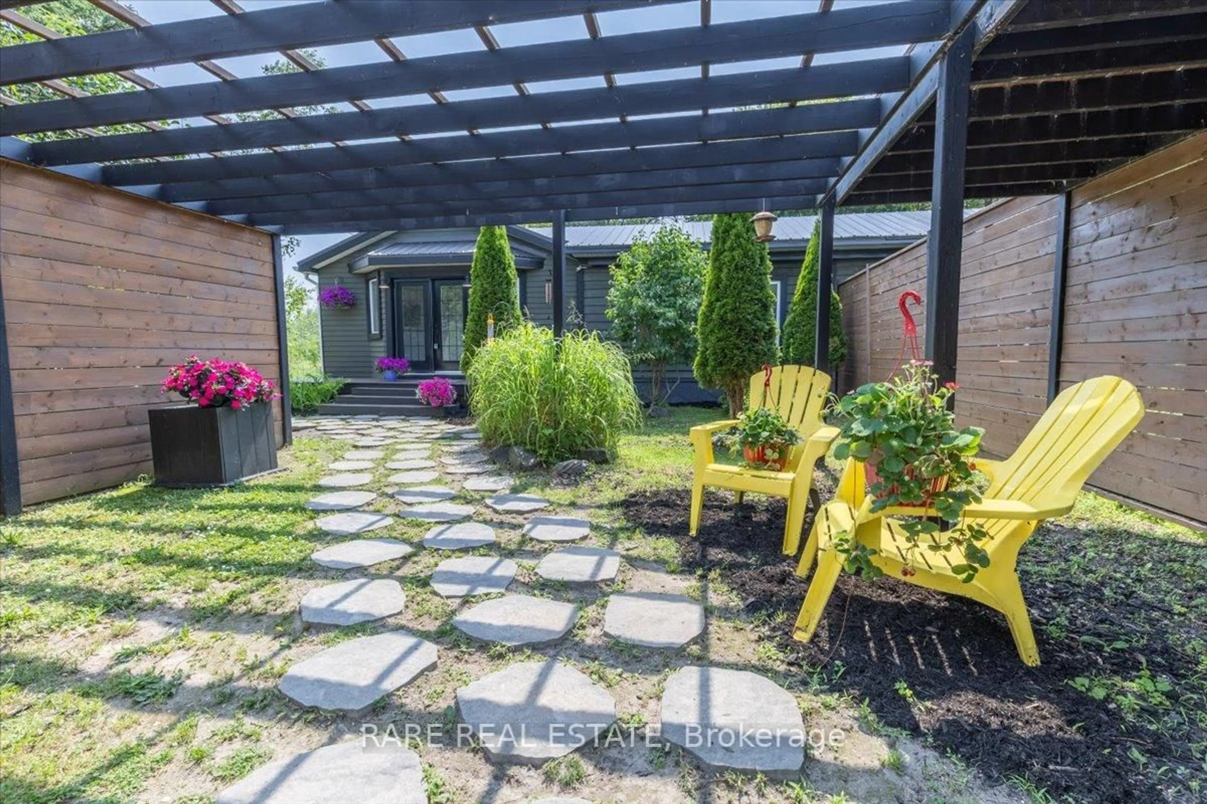 Patio, street for 1148 Glengarry Landing Rd, Springwater Ontario L9X 1E1