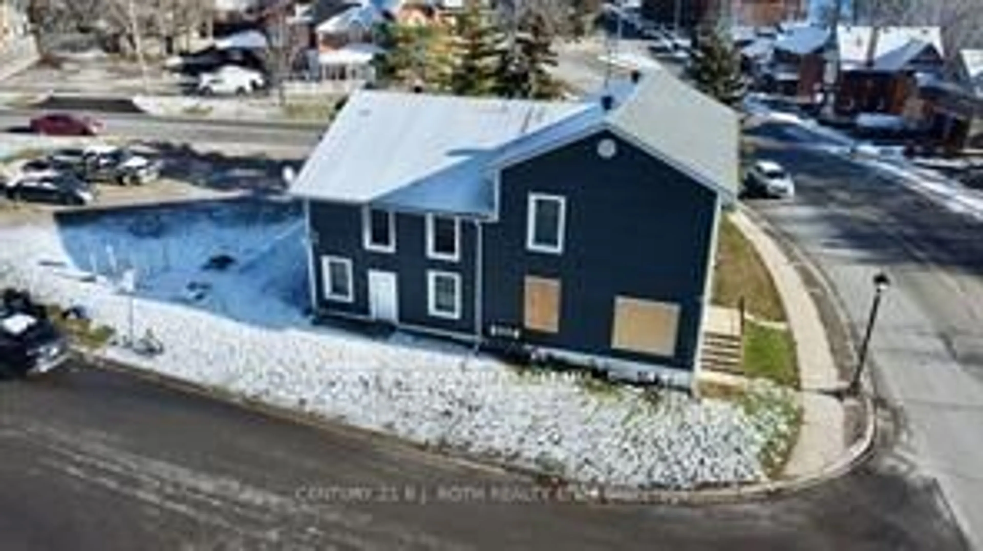 A pic from outside/outdoor area/front of a property/back of a property/a pic from drone, unknown for 194 Dunlop St, Barrie Ontario L4M 1B4