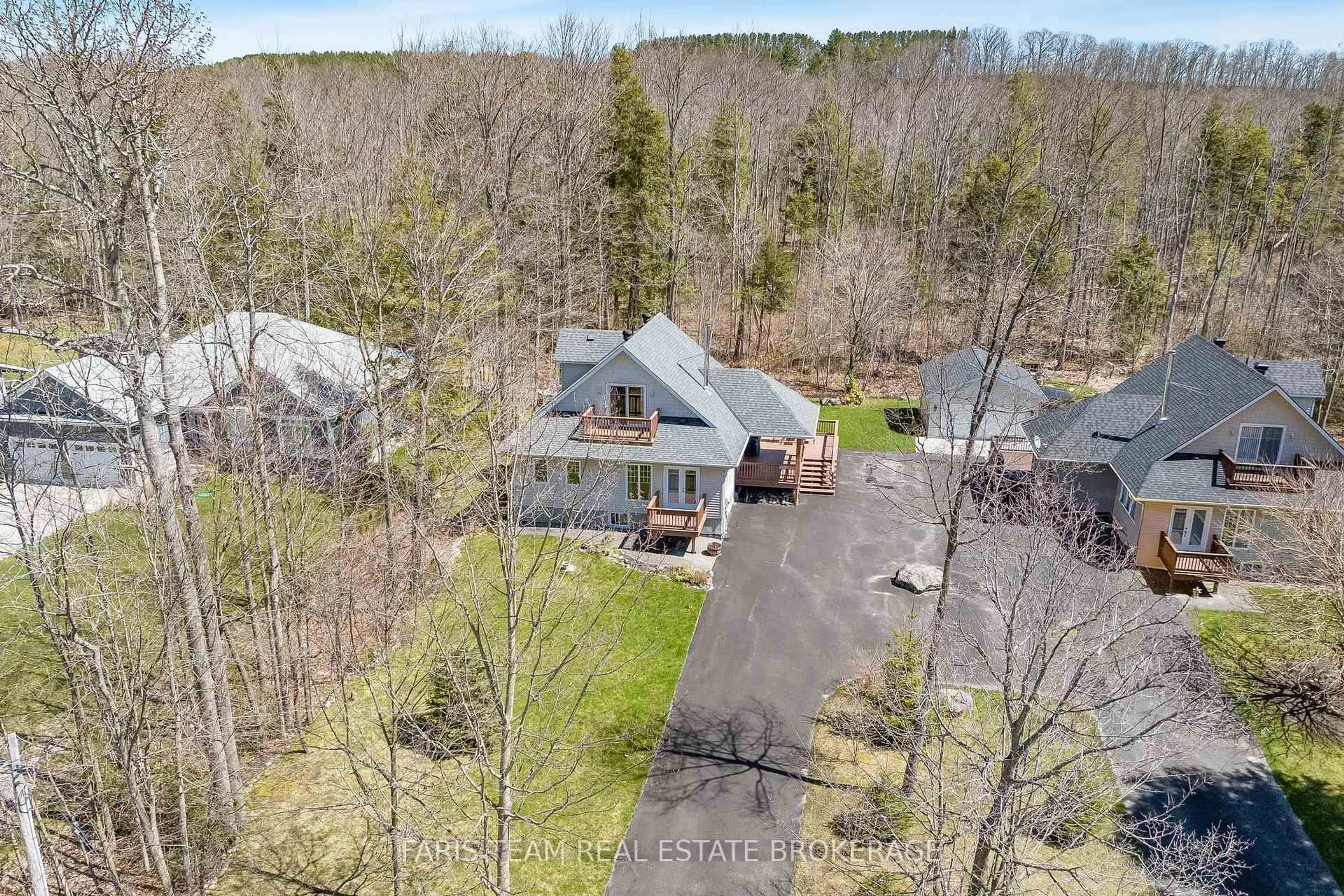 A pic from outside/outdoor area/front of a property/back of a property/a pic from drone, unknown for 139 Trout Lane, Tiny Ontario L9M 0J1