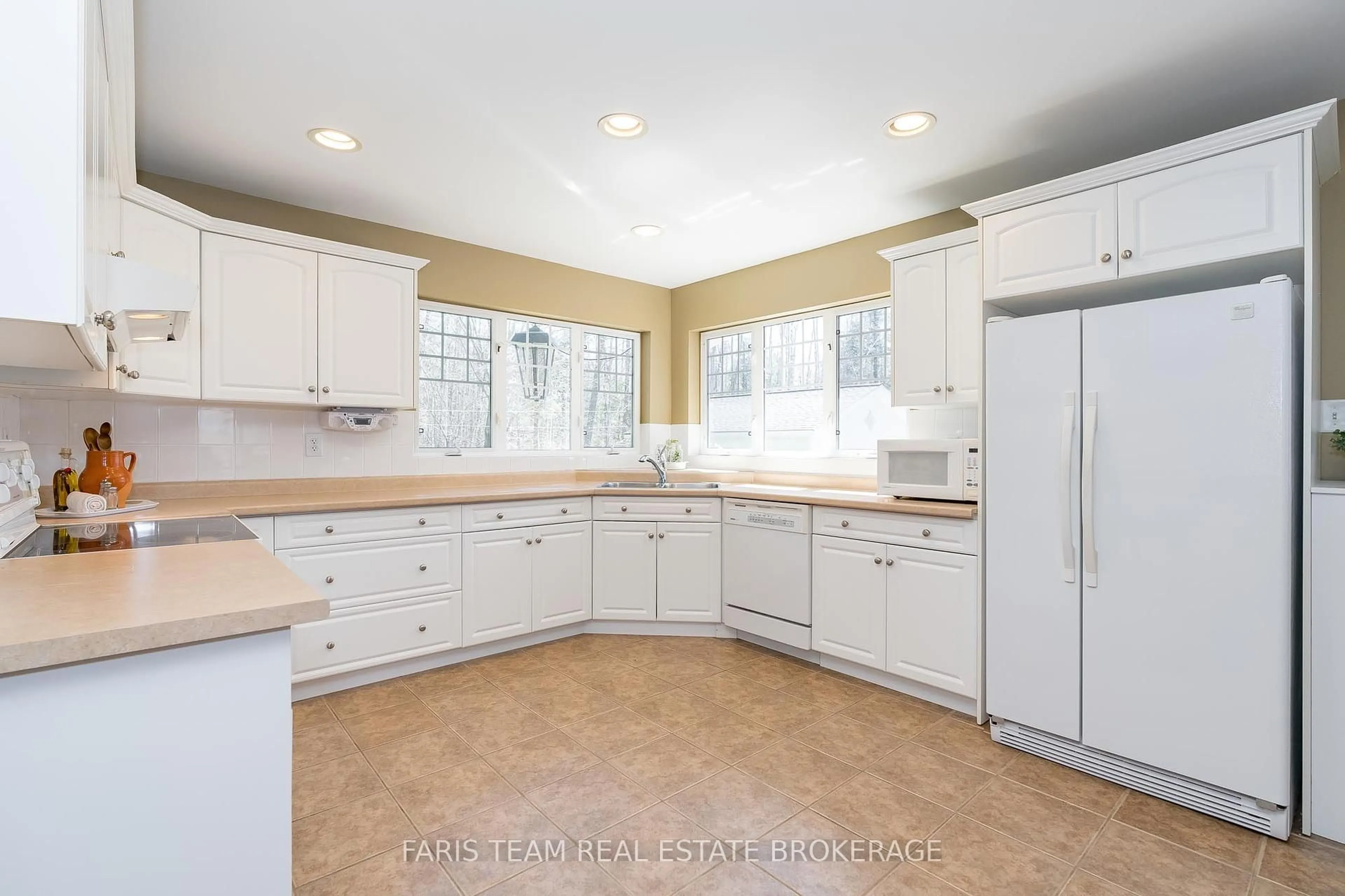 Open concept kitchen, ceramic/tile floor for 139 Trout Lane, Tiny Ontario L9M 0J1