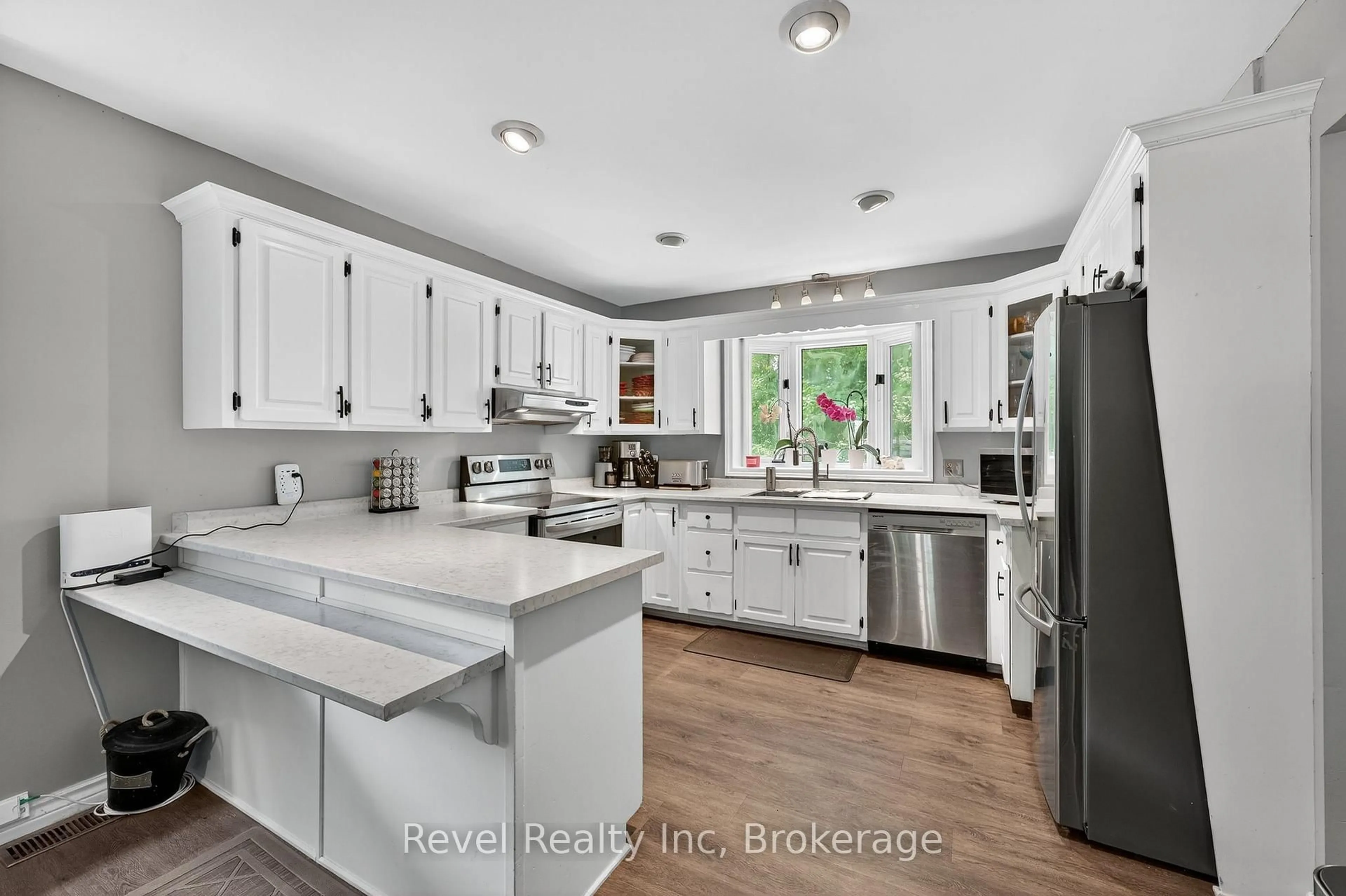 Open concept kitchen, ceramic/tile floor for 6 Bayside Rd, Tiny Ontario L9M 0H8
