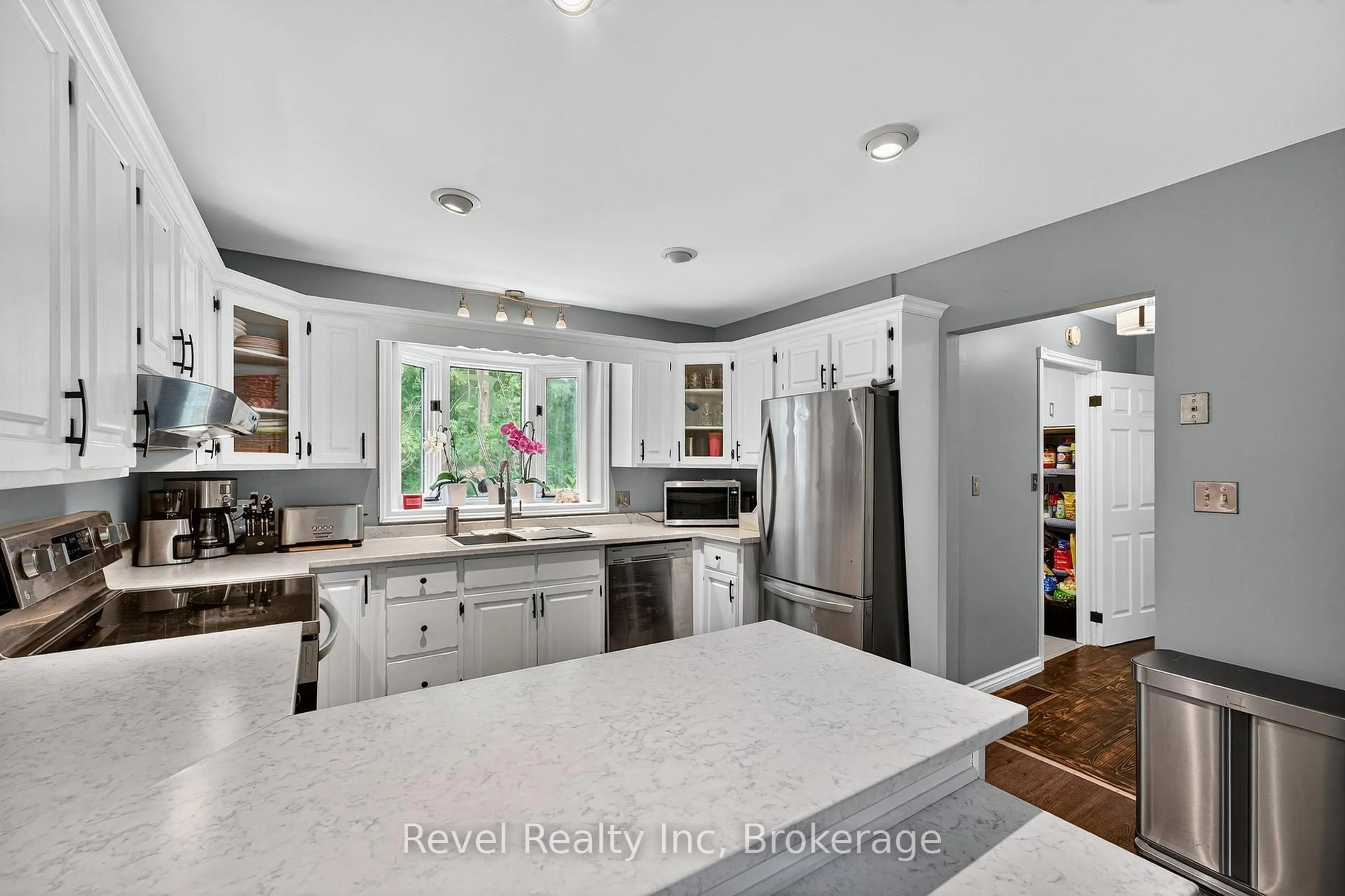 Open concept kitchen, ceramic/tile floor for 6 Bayside Rd, Tiny Ontario L9M 0H8