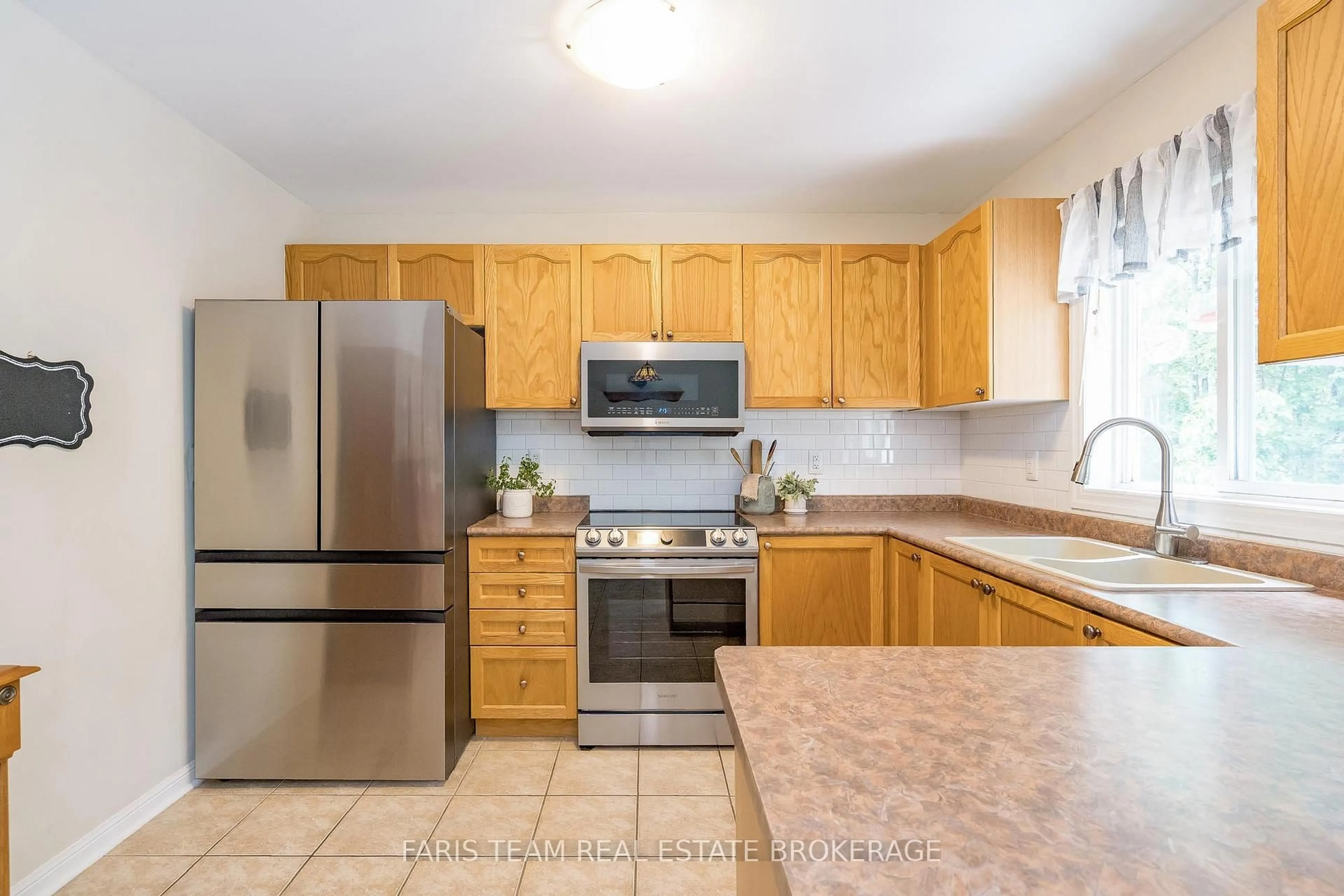 Standard kitchen, unknown for 56 Rose Valley Way, Wasaga Beach Ontario L9Z 3C4