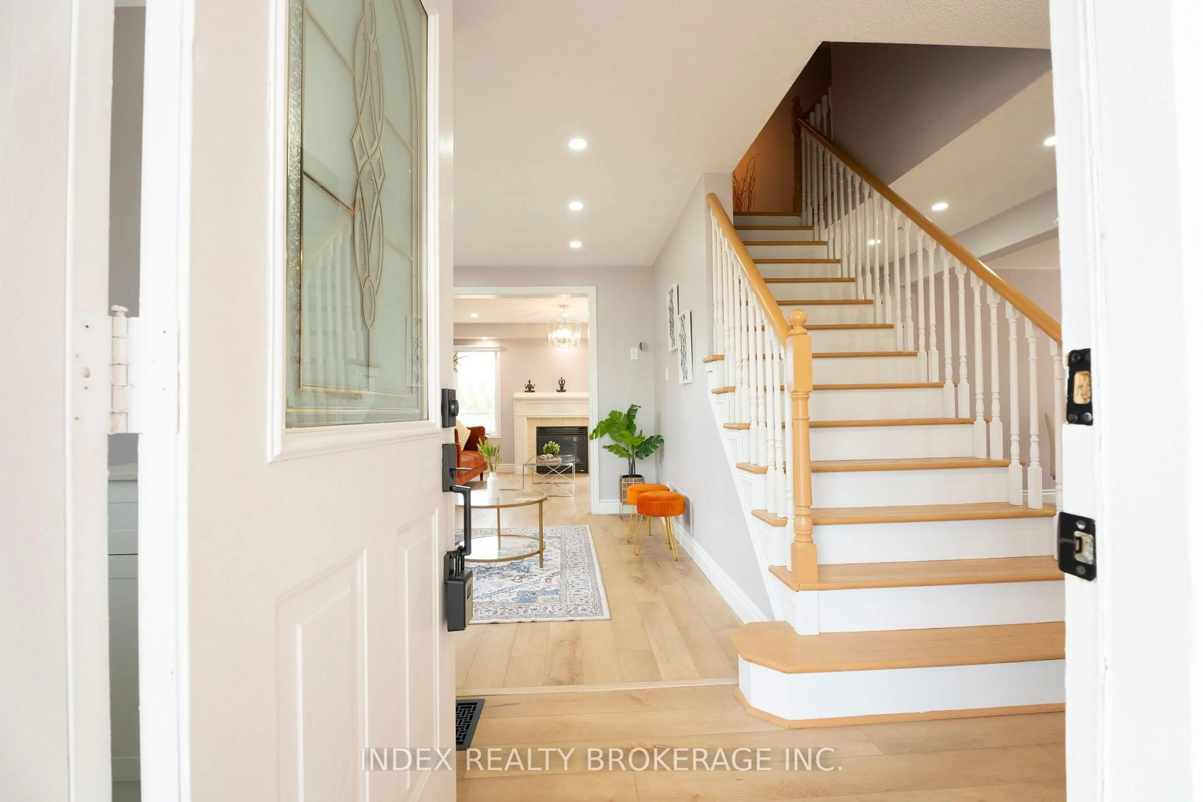Indoor entryway for 106 Brighton Rd, Barrie Ontario L4M 6S2