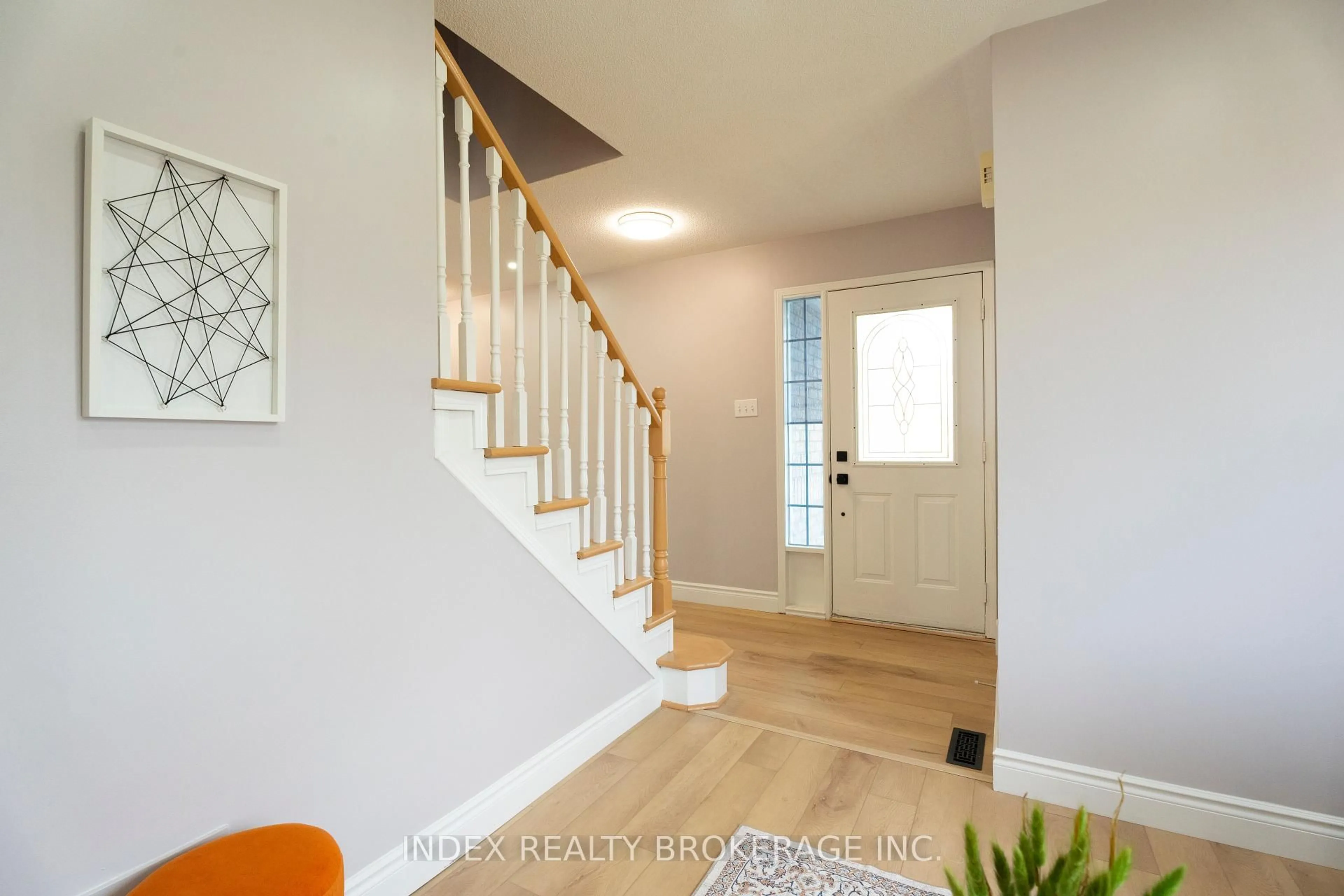 Indoor entryway for 106 Brighton Rd, Barrie Ontario L4M 6S2