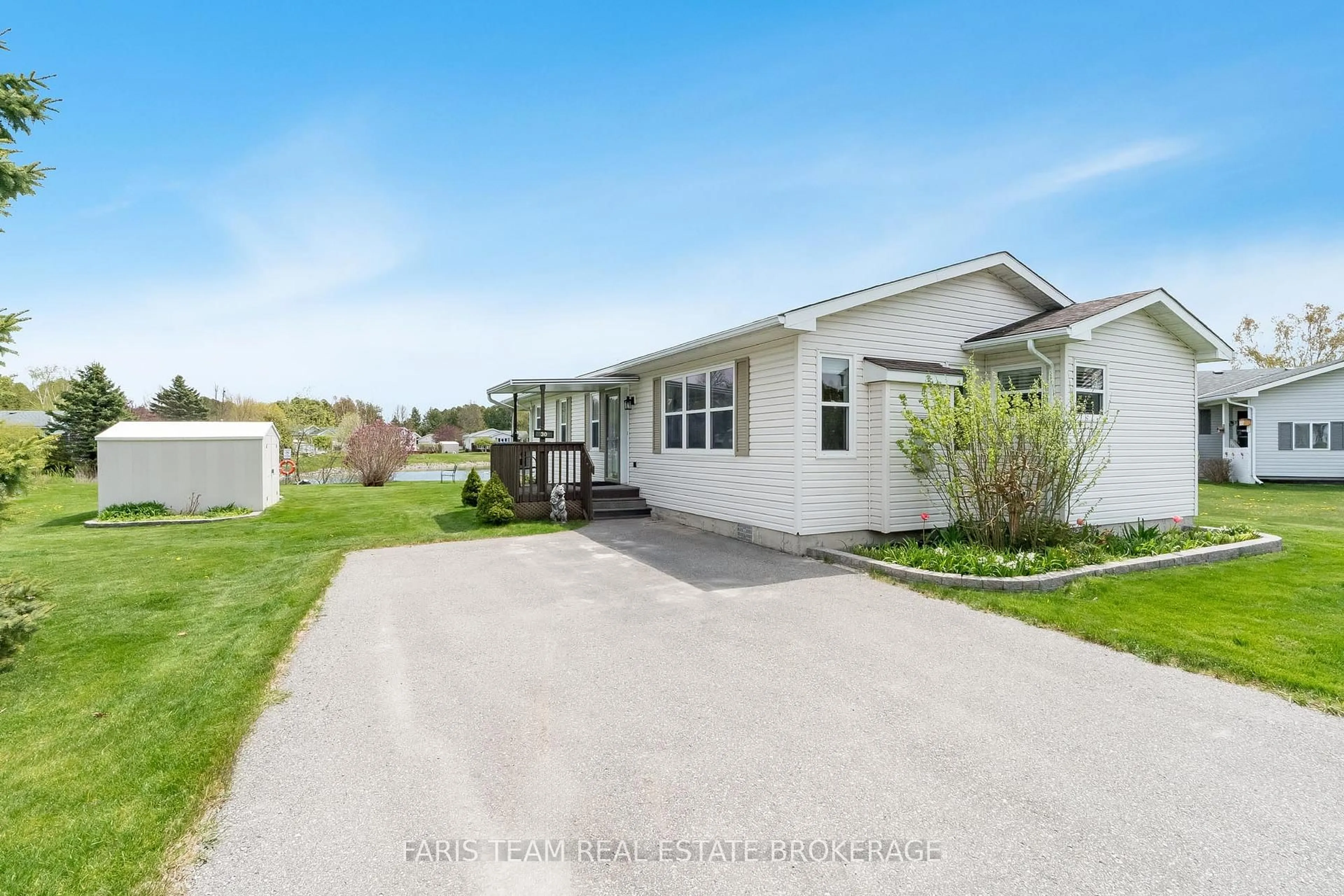 A pic from outside/outdoor area/front of a property/back of a property/a pic from drone, street for 30 Indiana Ave, Wasaga Beach Ontario L9Z 3A8
