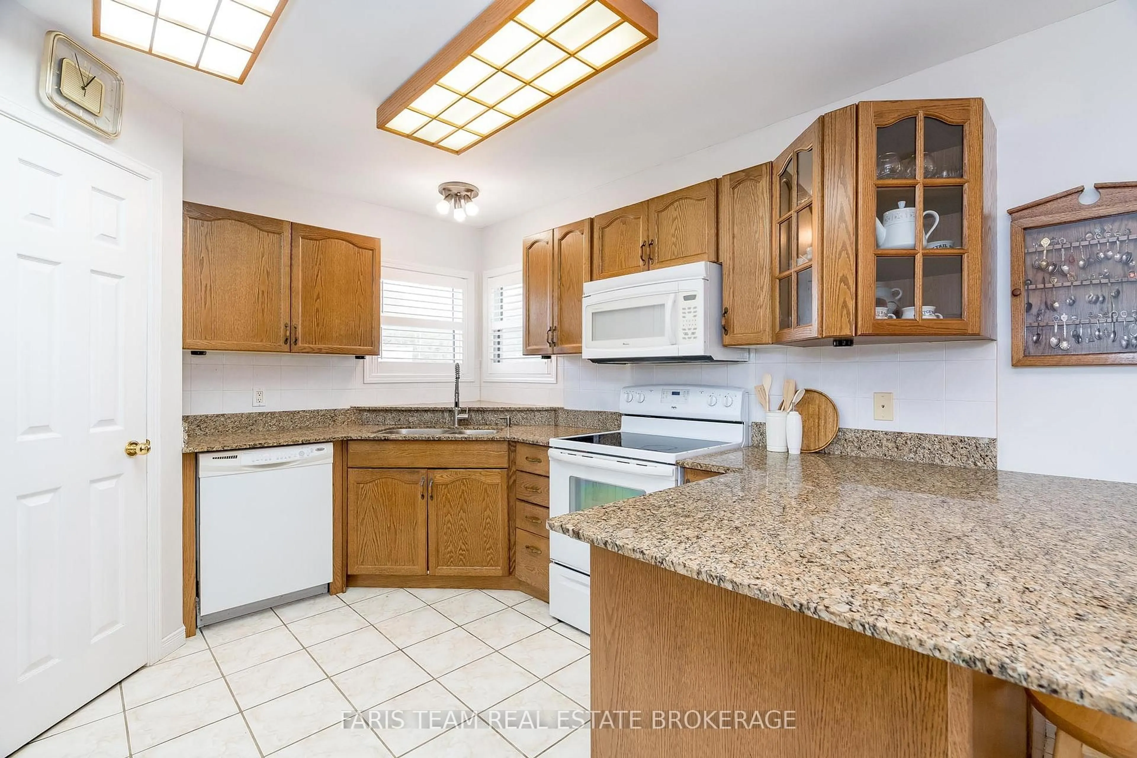 Standard kitchen, ceramic/tile floor for 30 Indiana Ave, Wasaga Beach Ontario L9Z 3A8