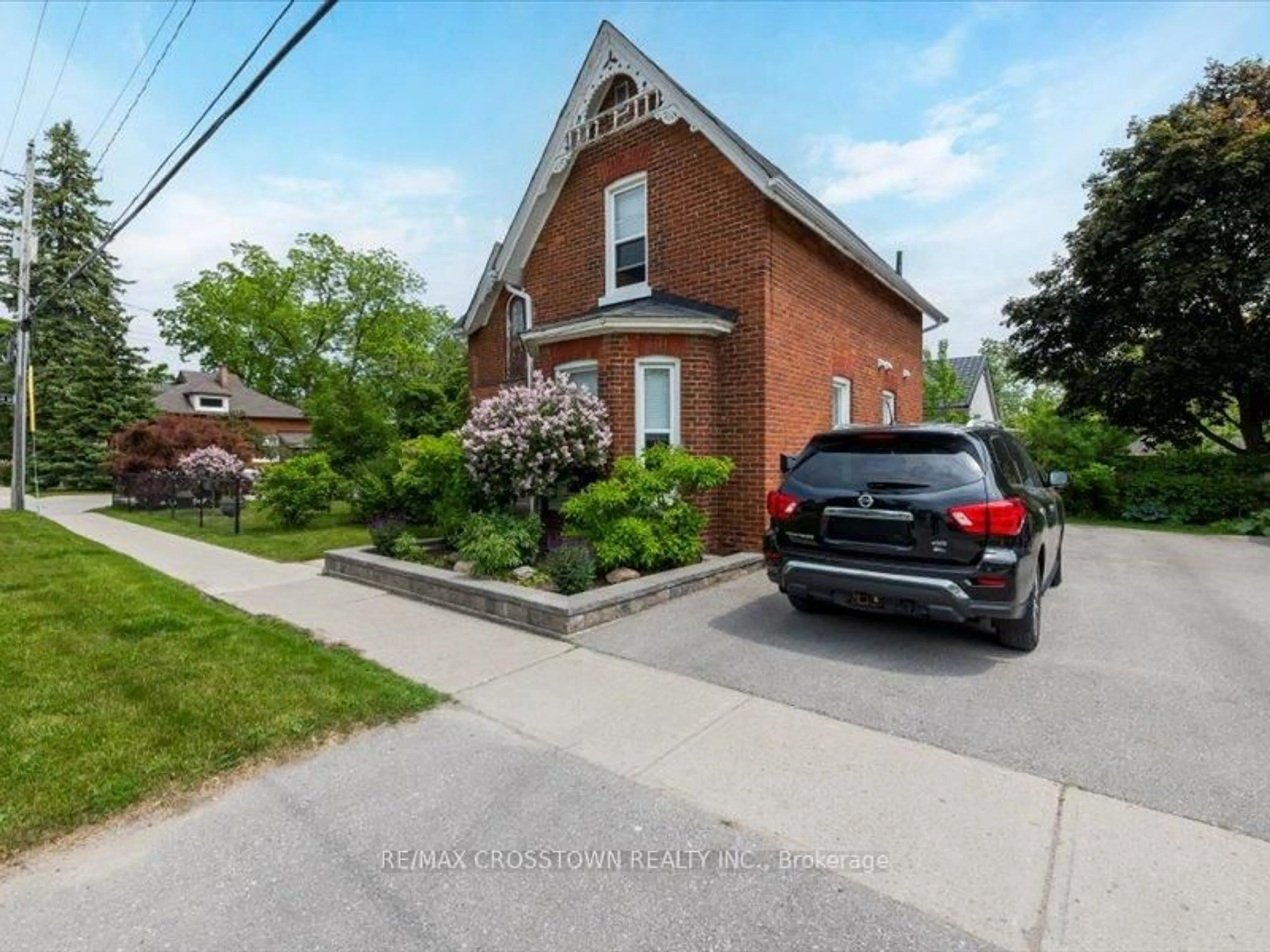 A pic from outside/outdoor area/front of a property/back of a property/a pic from drone, street for 49 Park St, Barrie Ontario L4N 1H7