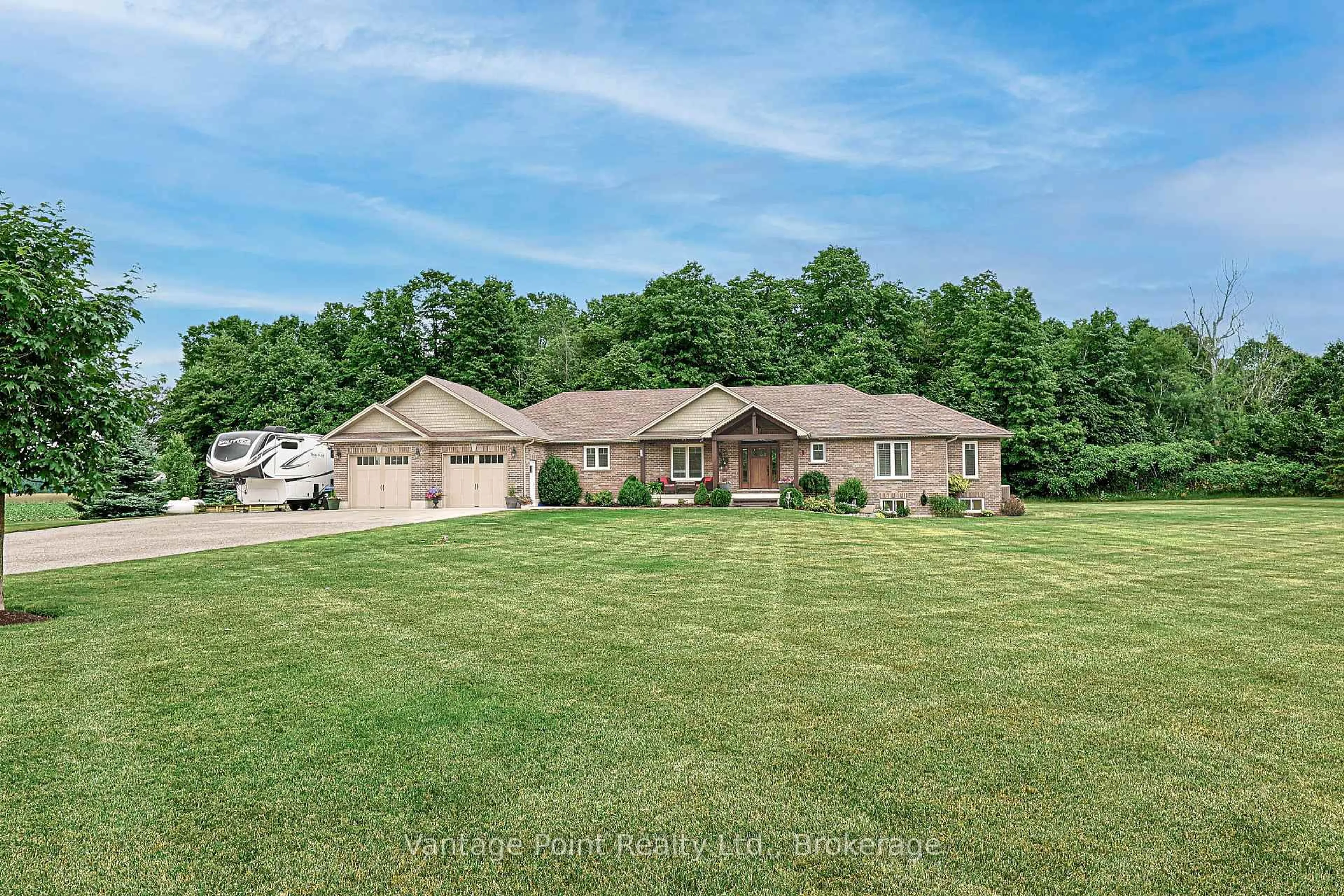A pic from outside/outdoor area/front of a property/back of a property/a pic from drone, unknown for 3073 3/4 Sunnidale Sdrd, Clearview Ontario L0M 1N0