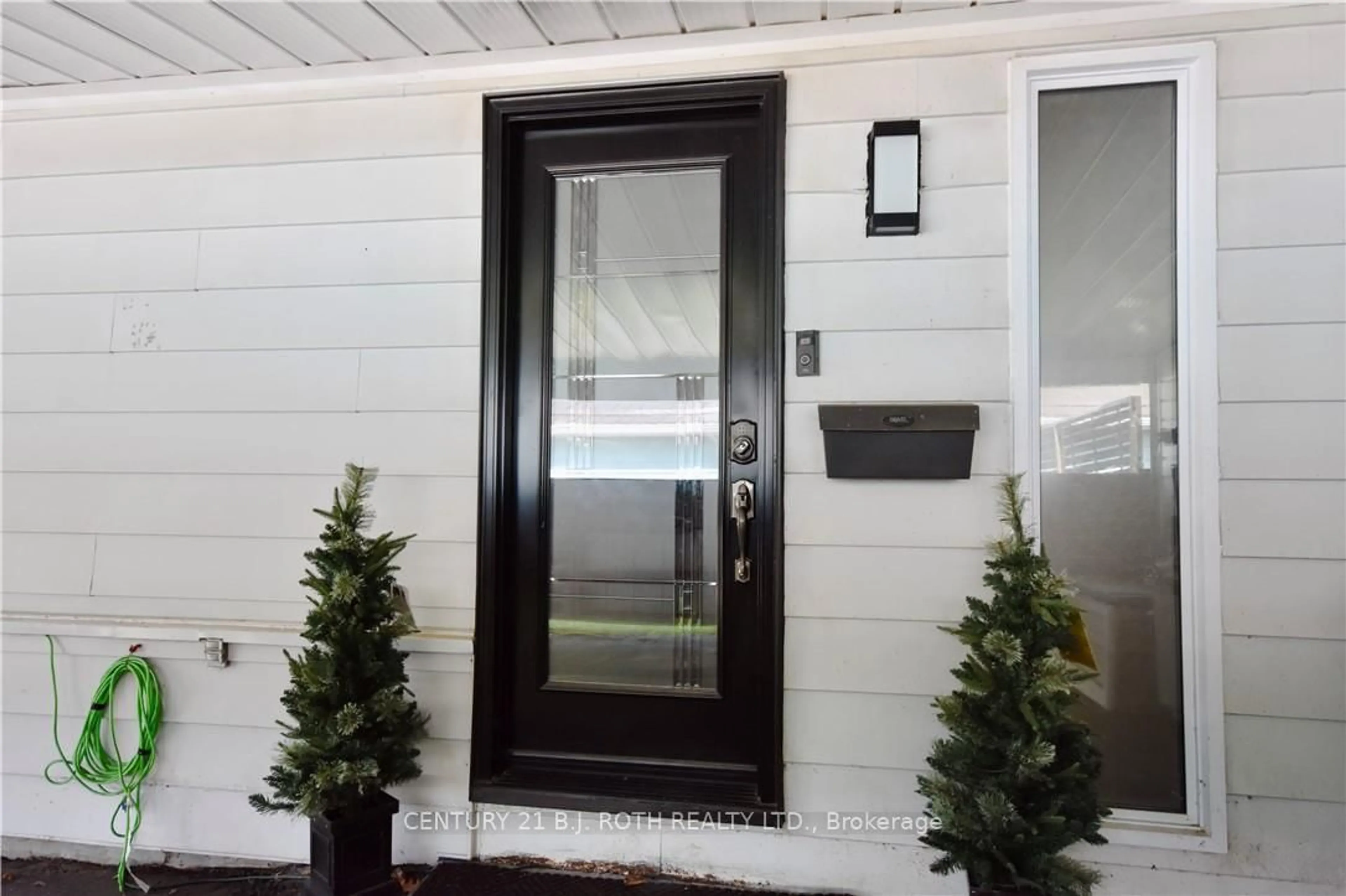 Indoor entryway for 624 Bayview Dr, Midland Ontario L4R 2P5