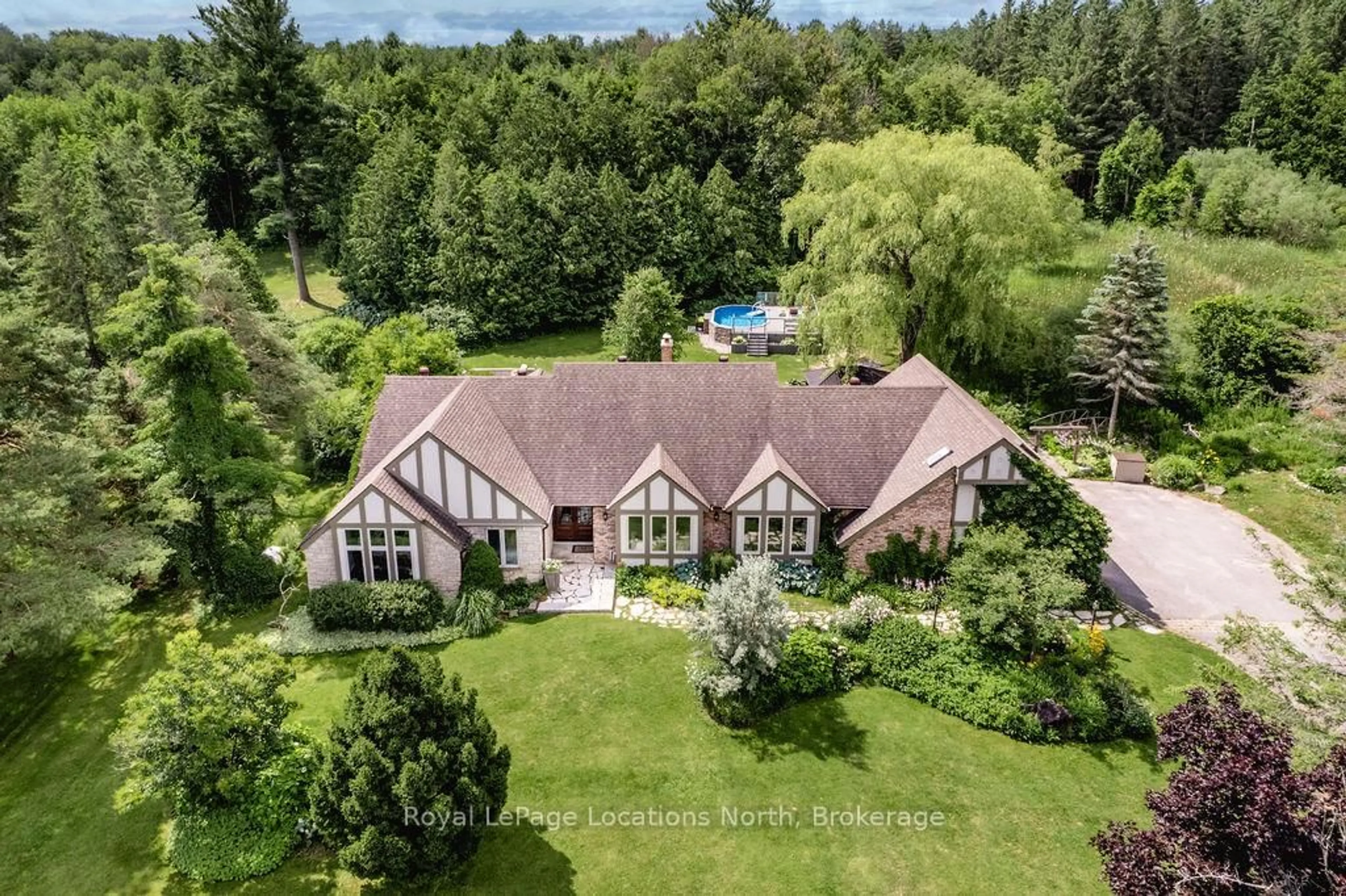 A pic from outside/outdoor area/front of a property/back of a property/a pic from drone, unknown for 7 Purple Hill Lane, Clearview Ontario L0M 1G0
