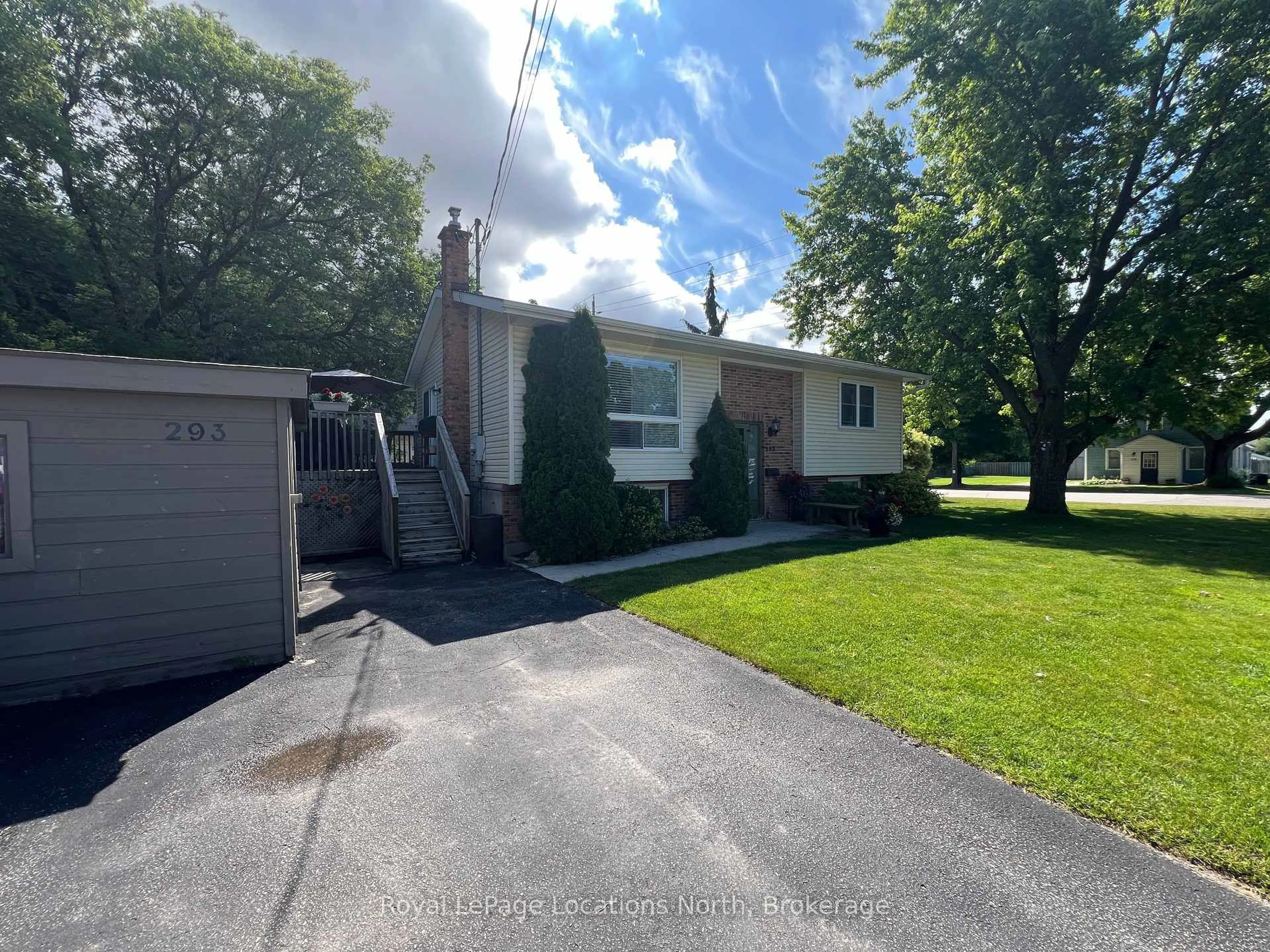 A pic from outside/outdoor area/front of a property/back of a property/a pic from drone, street for 293 Robinson St, Collingwood Ontario L9Y 3M4