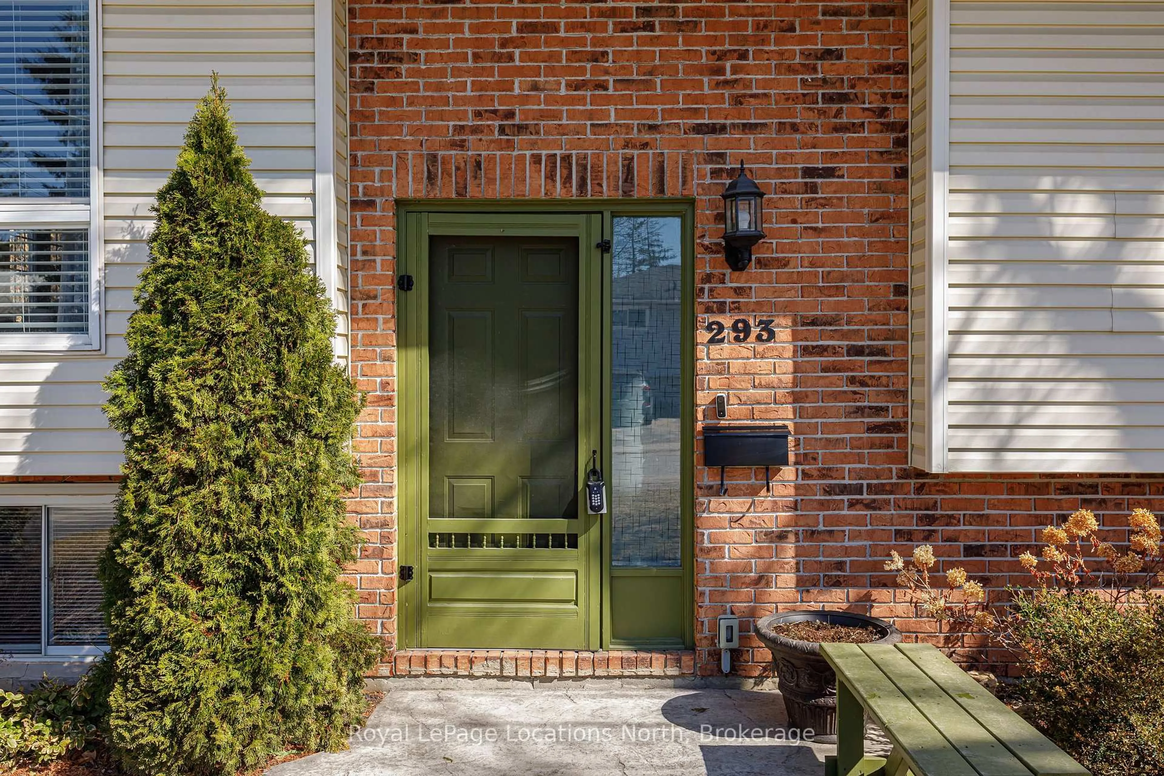Home with brick exterior material, street for 293 Robinson St, Collingwood Ontario L9Y 3M4