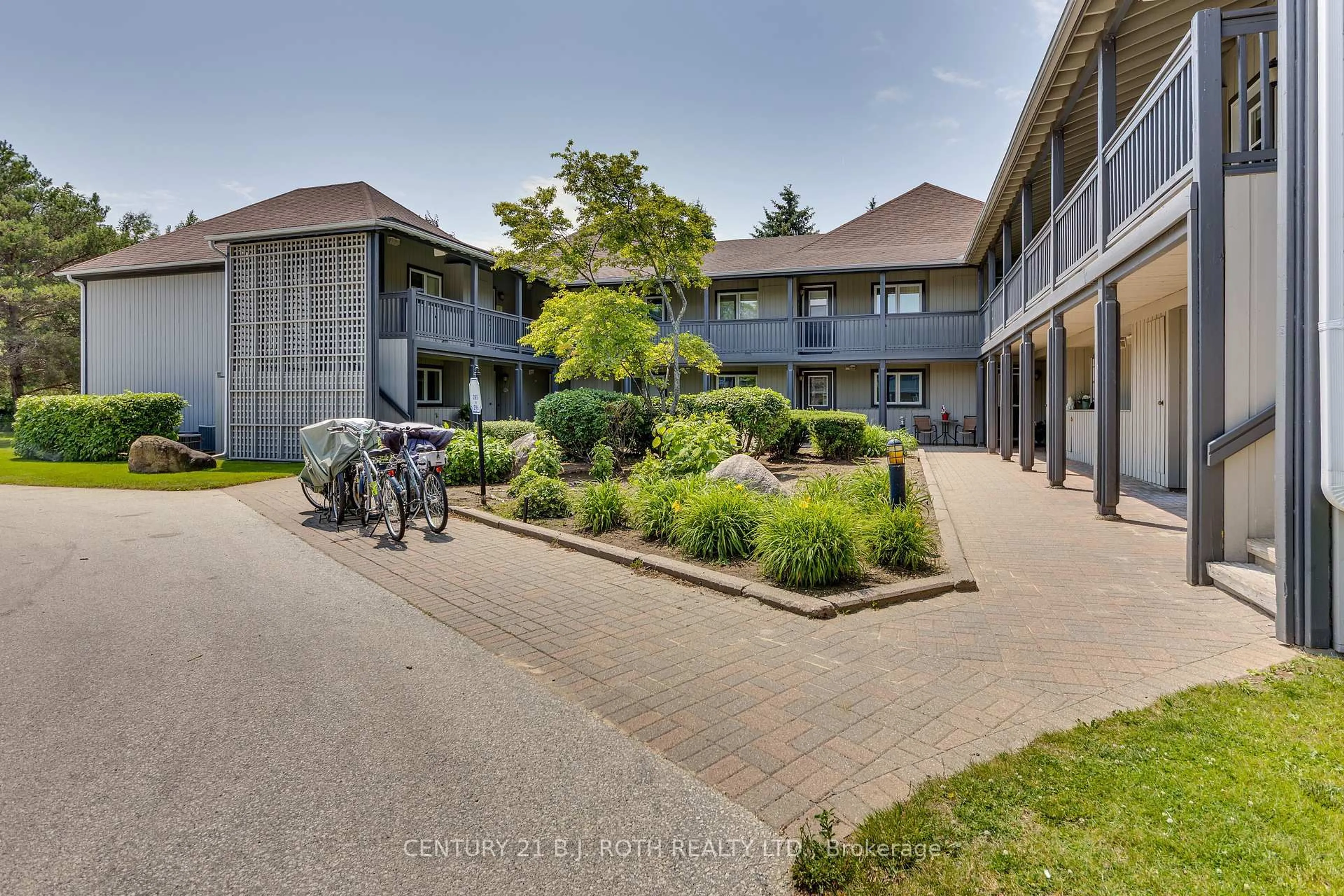 A pic from outside/outdoor area/front of a property/back of a property/a pic from drone, street for 288 Mariners Way, Collingwood Ontario L9Y 5C7