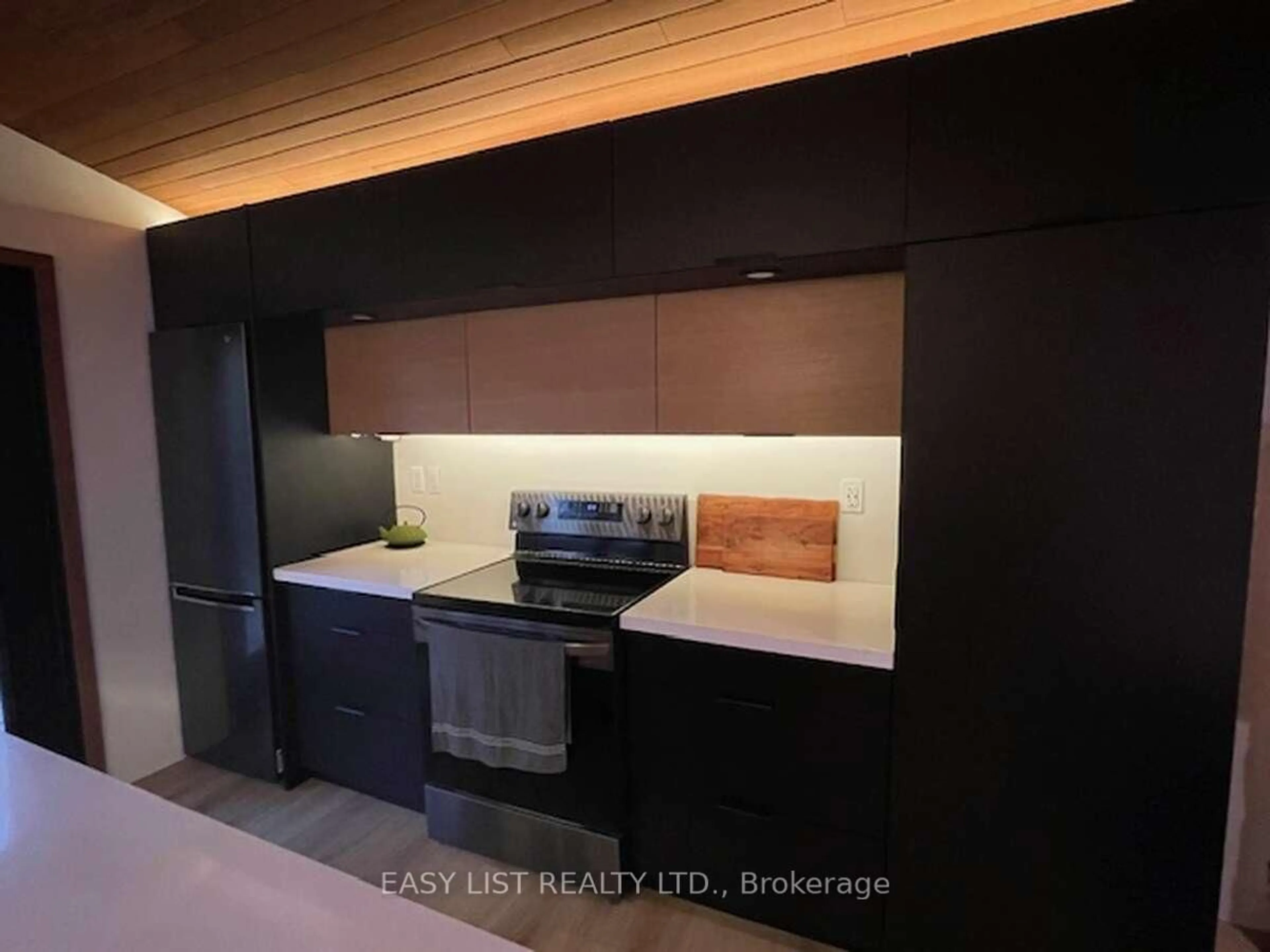 Standard kitchen, unknown for 28 Birch Tr, Wasaga Beach Ontario L9Z 2S1