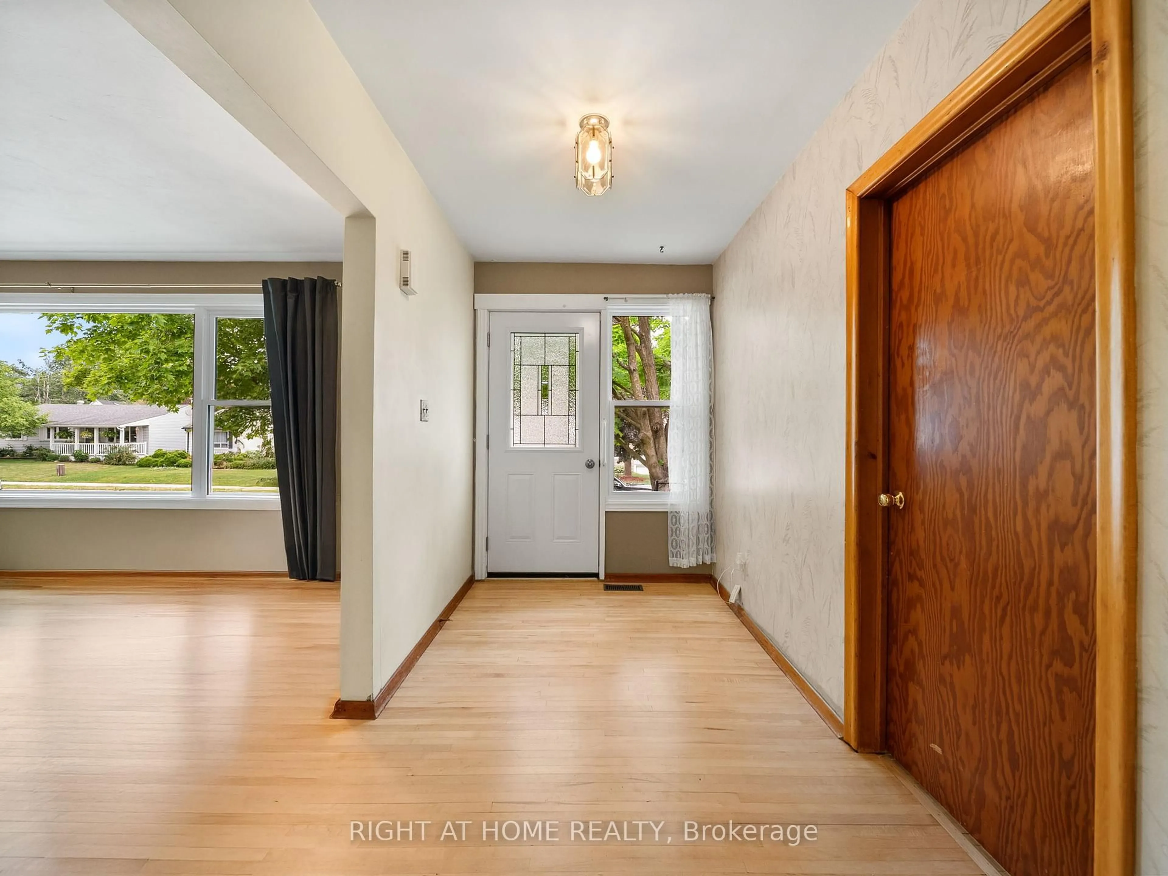 Indoor entryway for 52 Elmer Ave, Orillia Ontario L3V 2S7