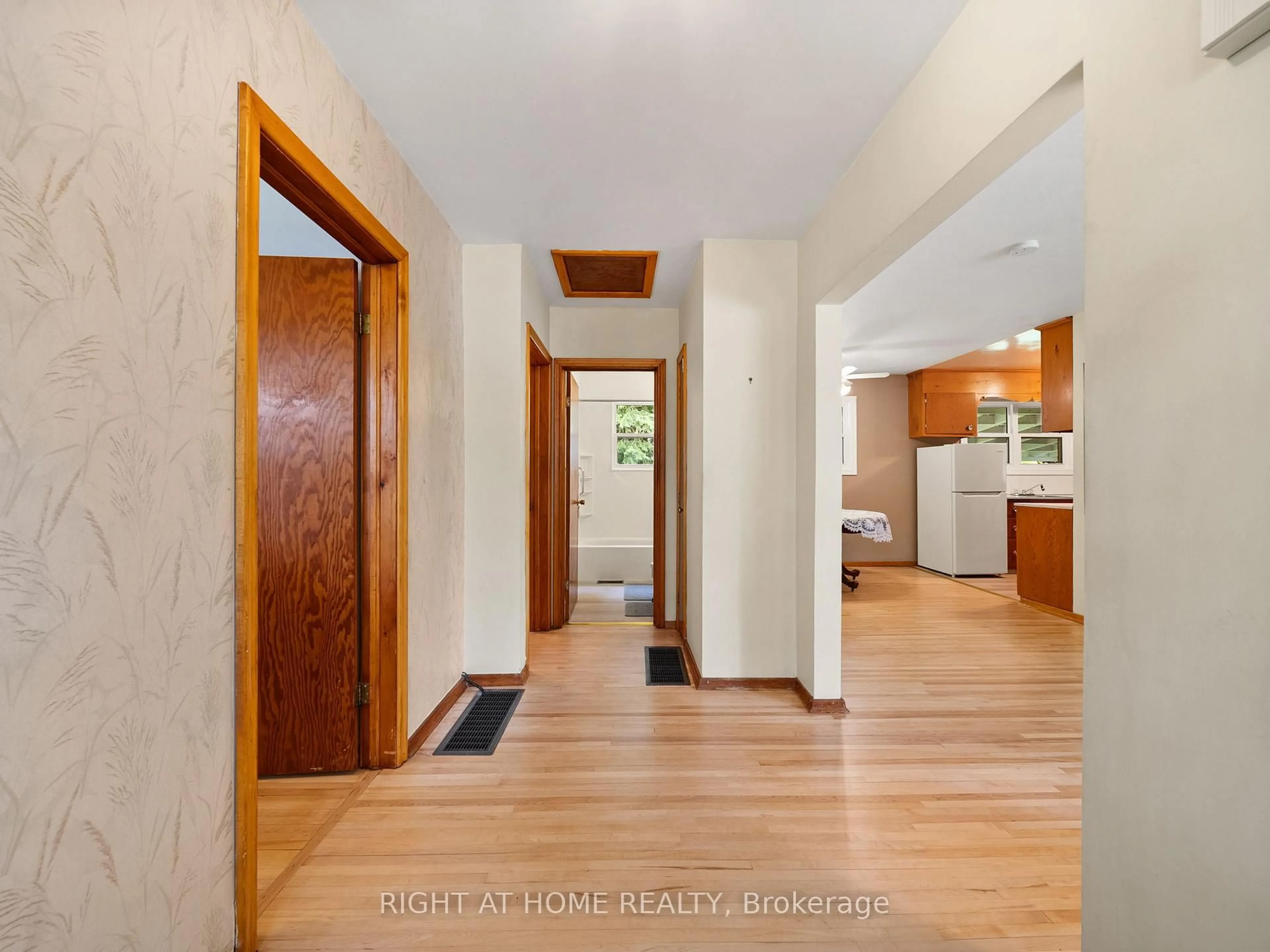Indoor entryway for 52 Elmer Ave, Orillia Ontario L3V 2S7
