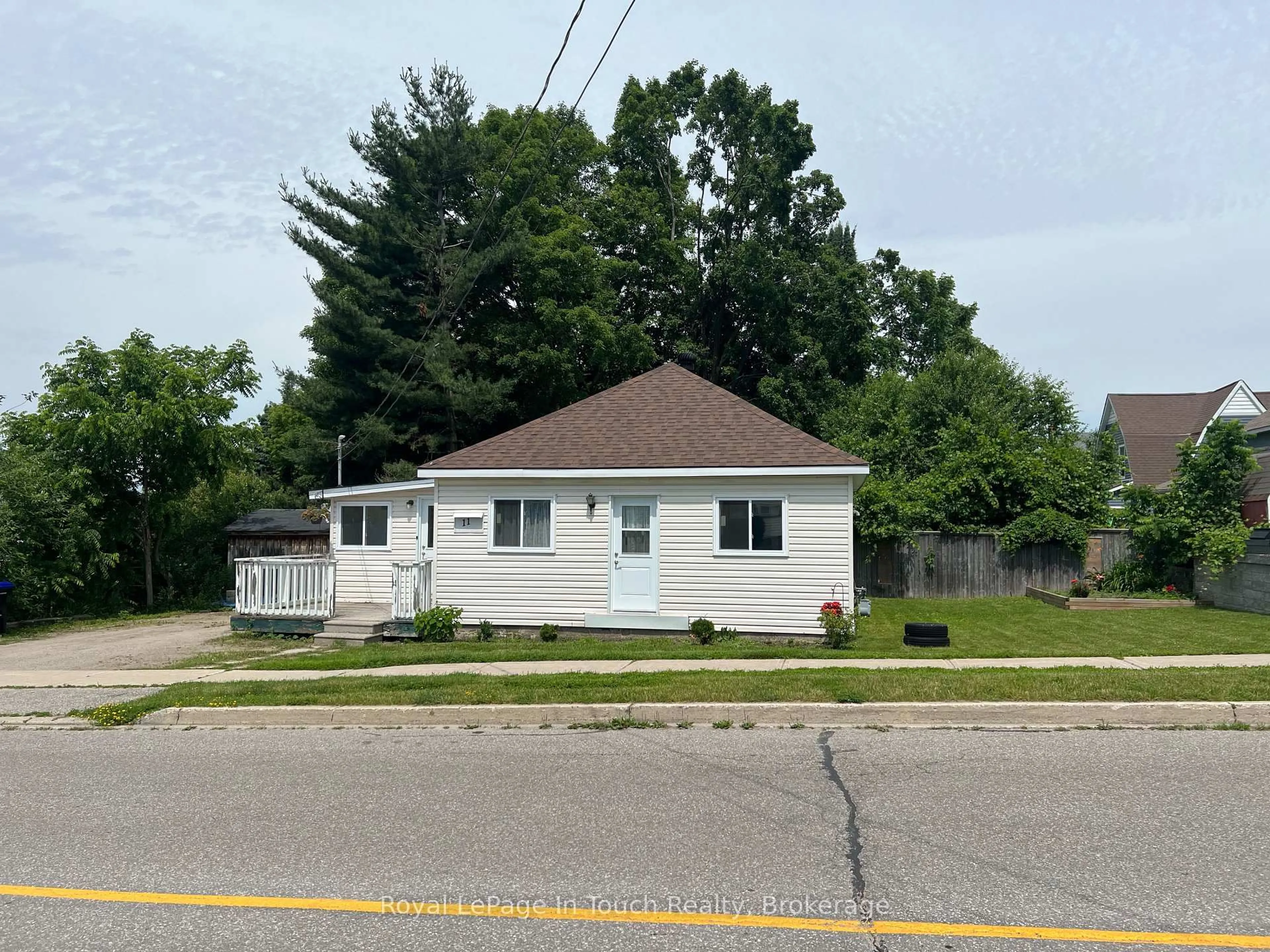 Unknown for 11 Edward St, Penetanguishene Ontario L9M 1L1