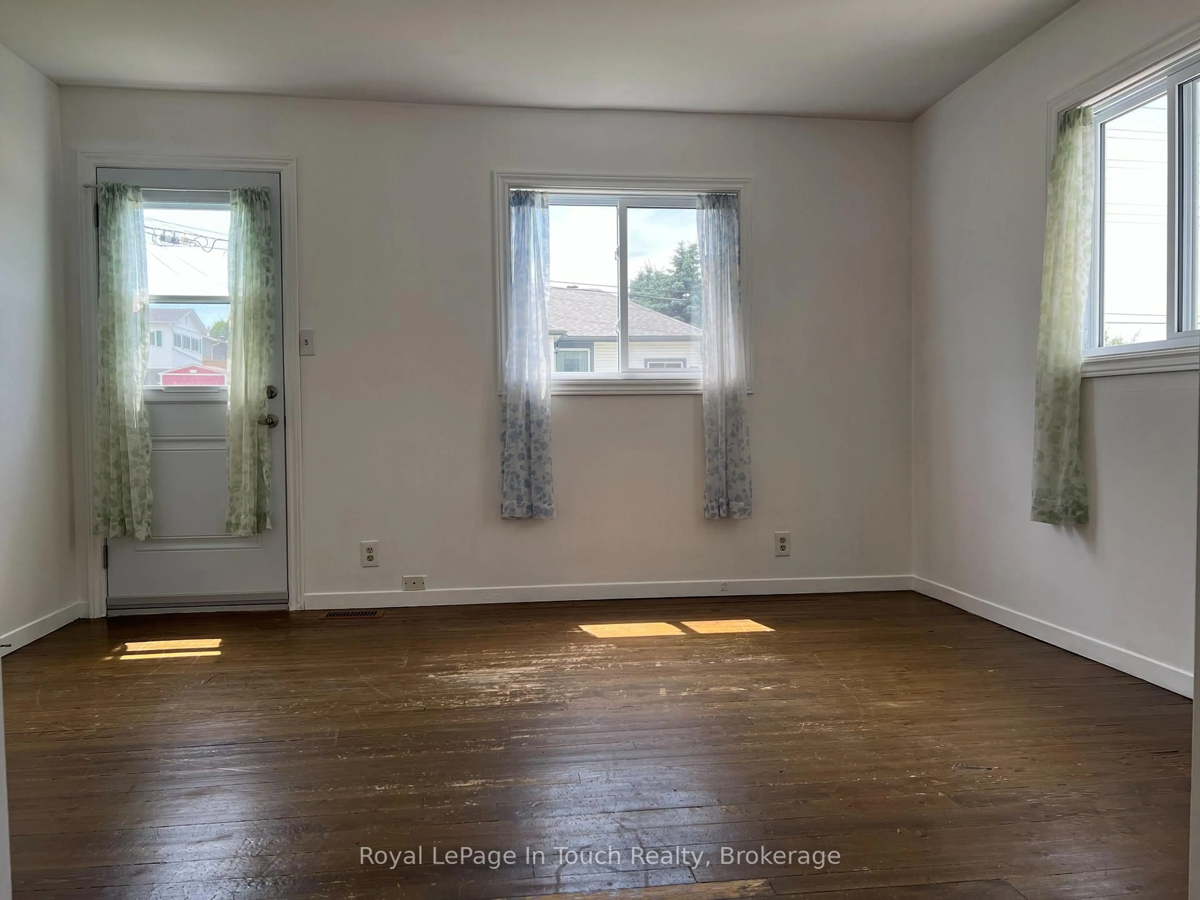 A pic of a room for 11 Edward St, Penetanguishene Ontario L9M 1L1
