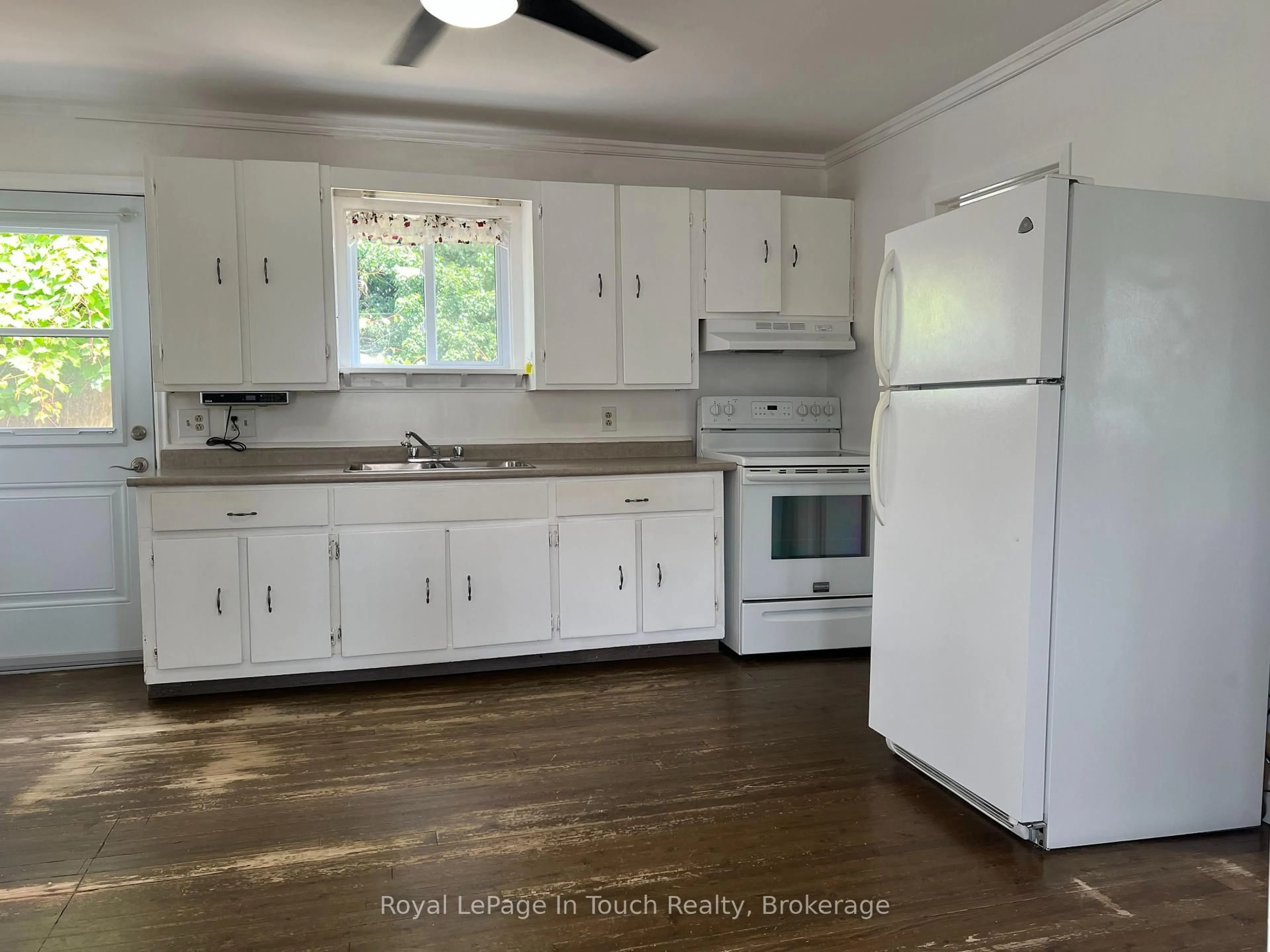 Standard kitchen, unknown for 11 Edward St, Penetanguishene Ontario L9M 1L1