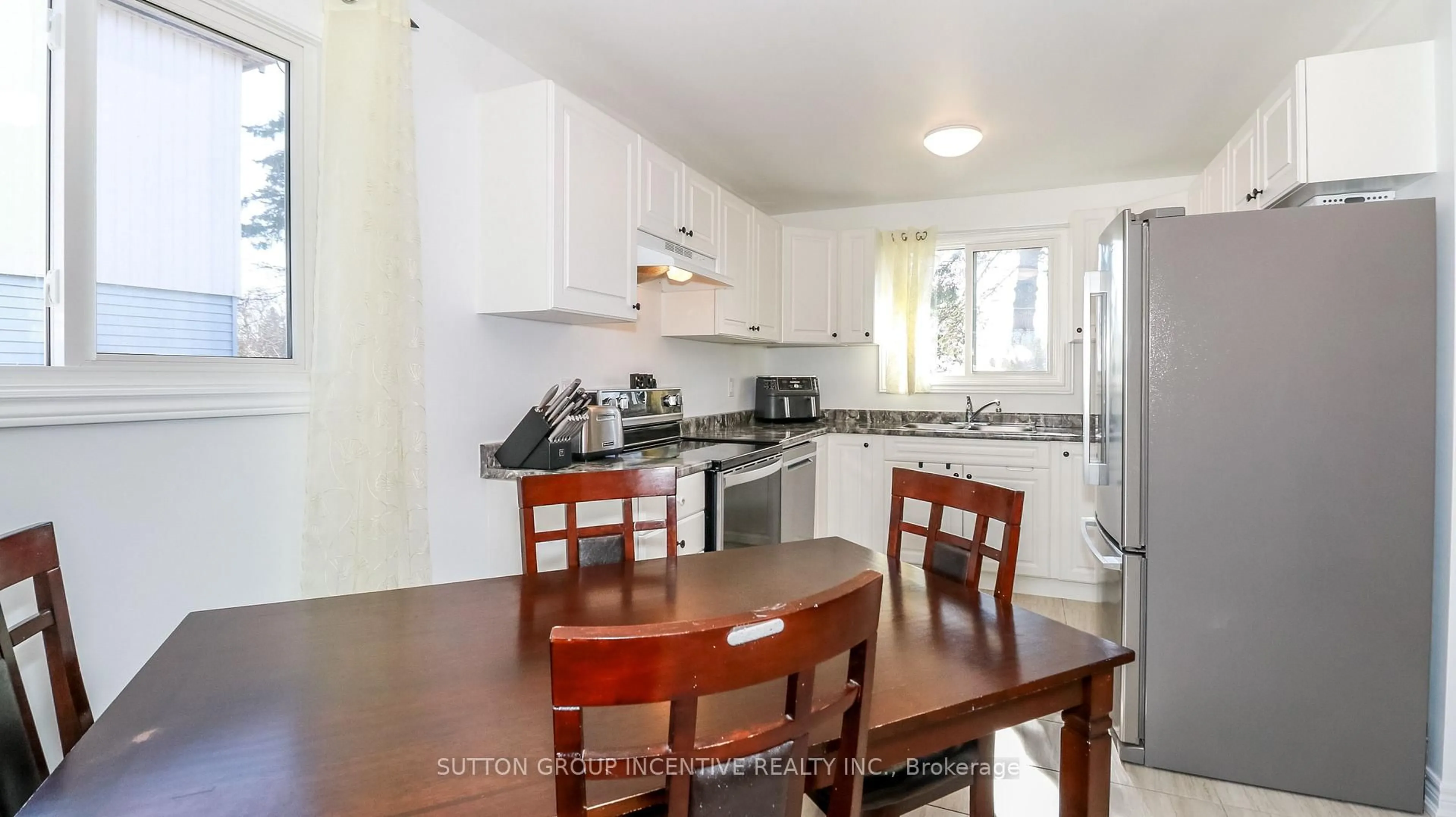 Standard kitchen, unknown for 220 Letitia St, Barrie Ontario L4N 4Z7