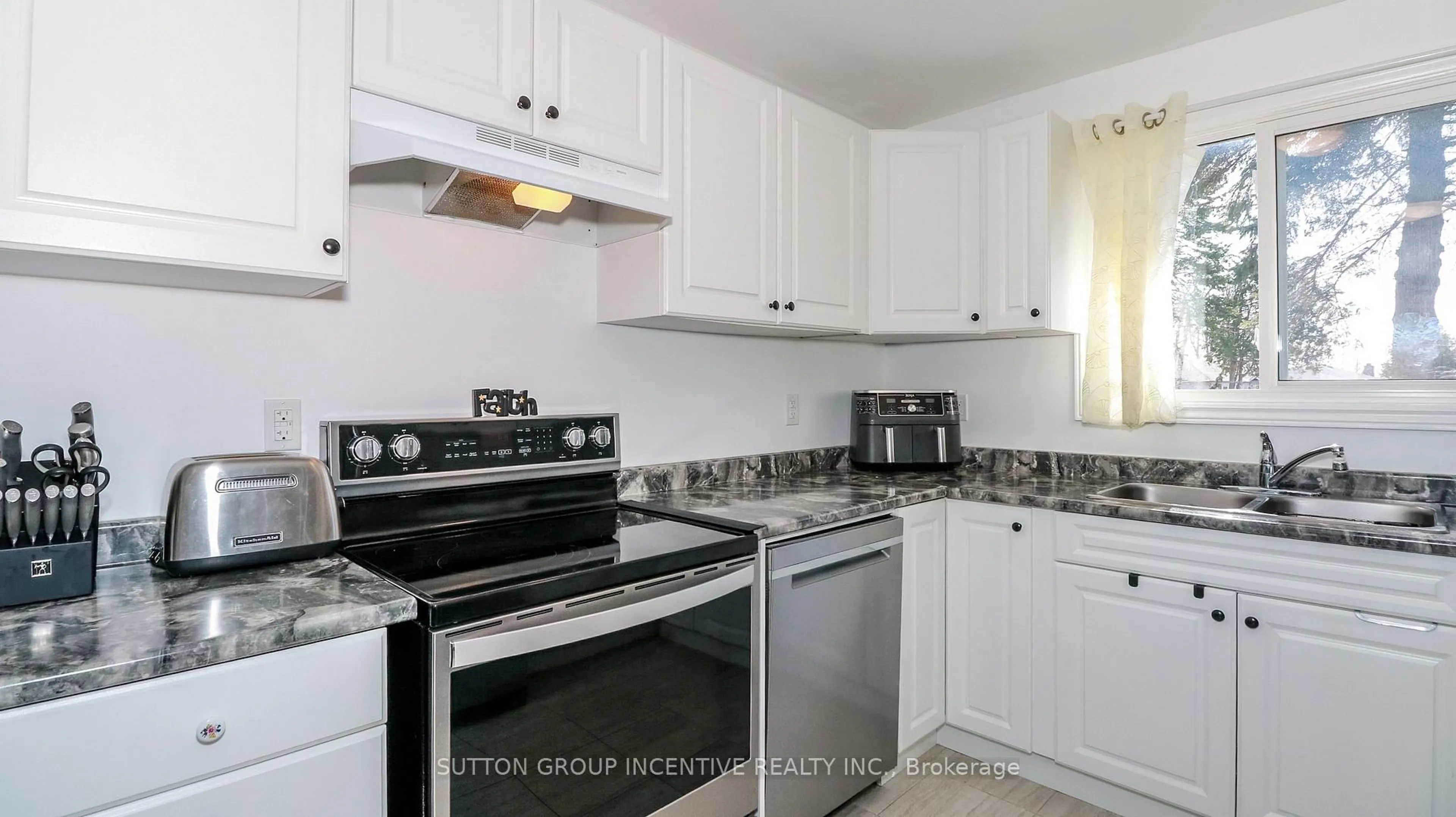 Standard kitchen, ceramic/tile floor for 220 Letitia St, Barrie Ontario L4N 4Z7