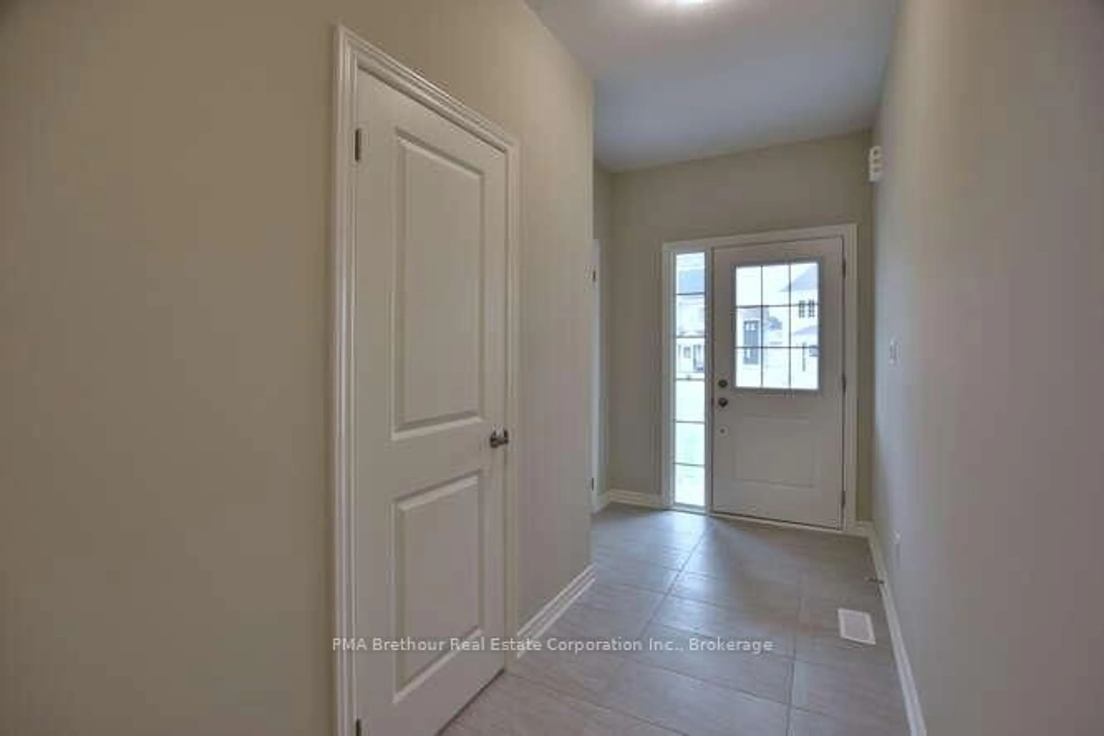 Indoor entryway for 210 Clipper Dr, Clearview Ontario L0M 1S0