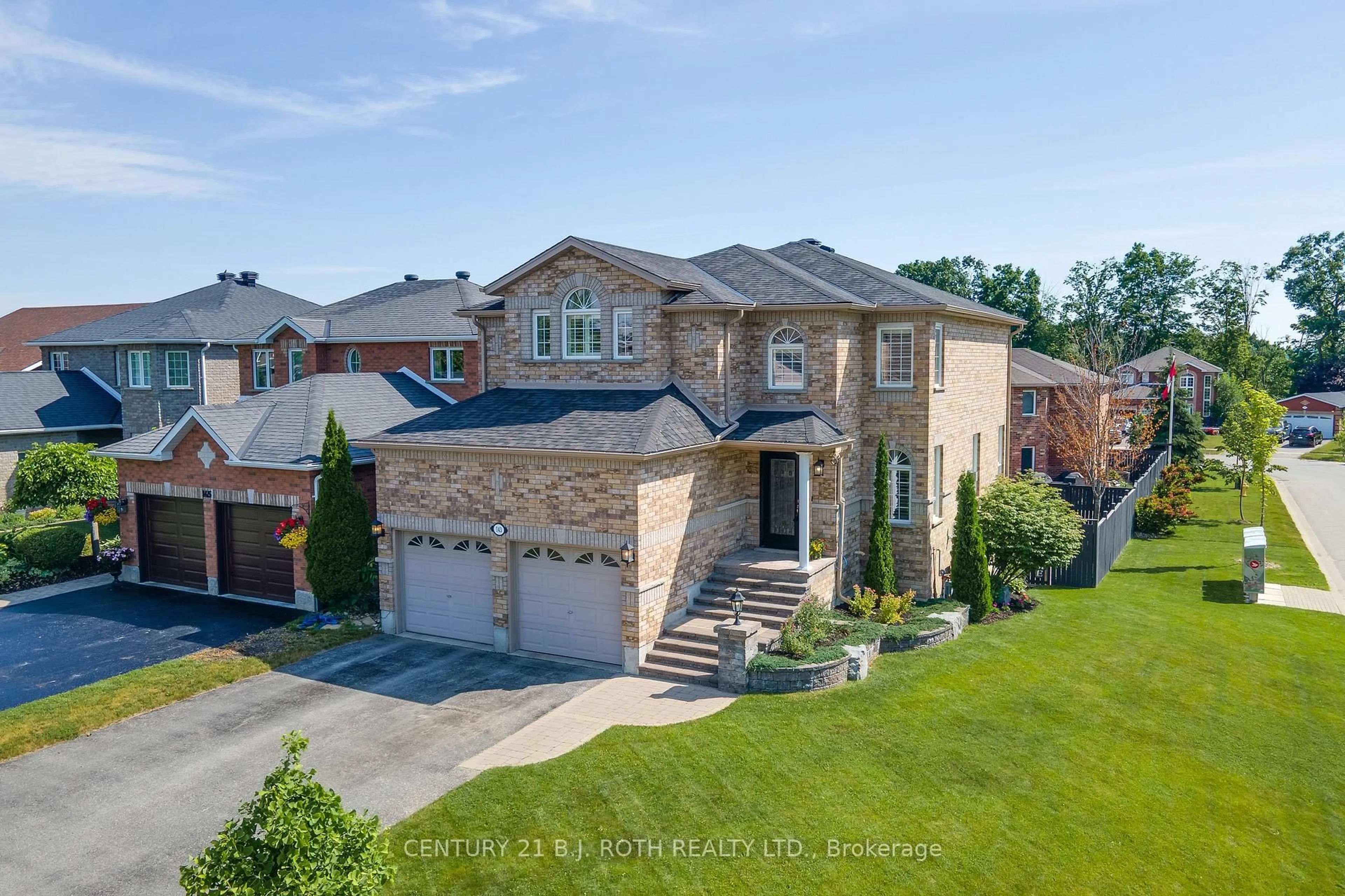 A pic from outside/outdoor area/front of a property/back of a property/a pic from drone, street for 143 Crompton Dr, Barrie Ontario L4M 6N9