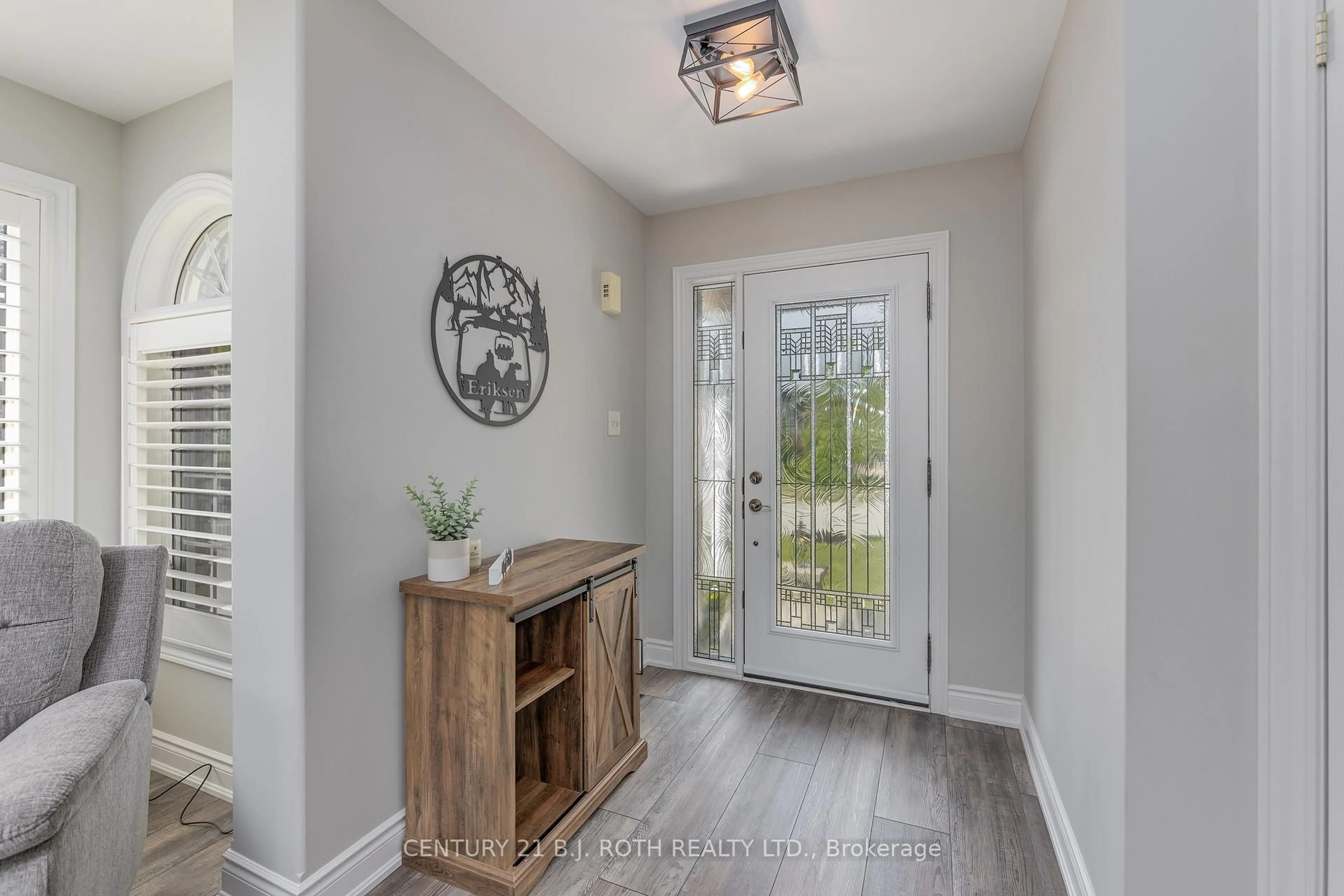 Indoor entryway for 143 Crompton Dr, Barrie Ontario L4M 6N9