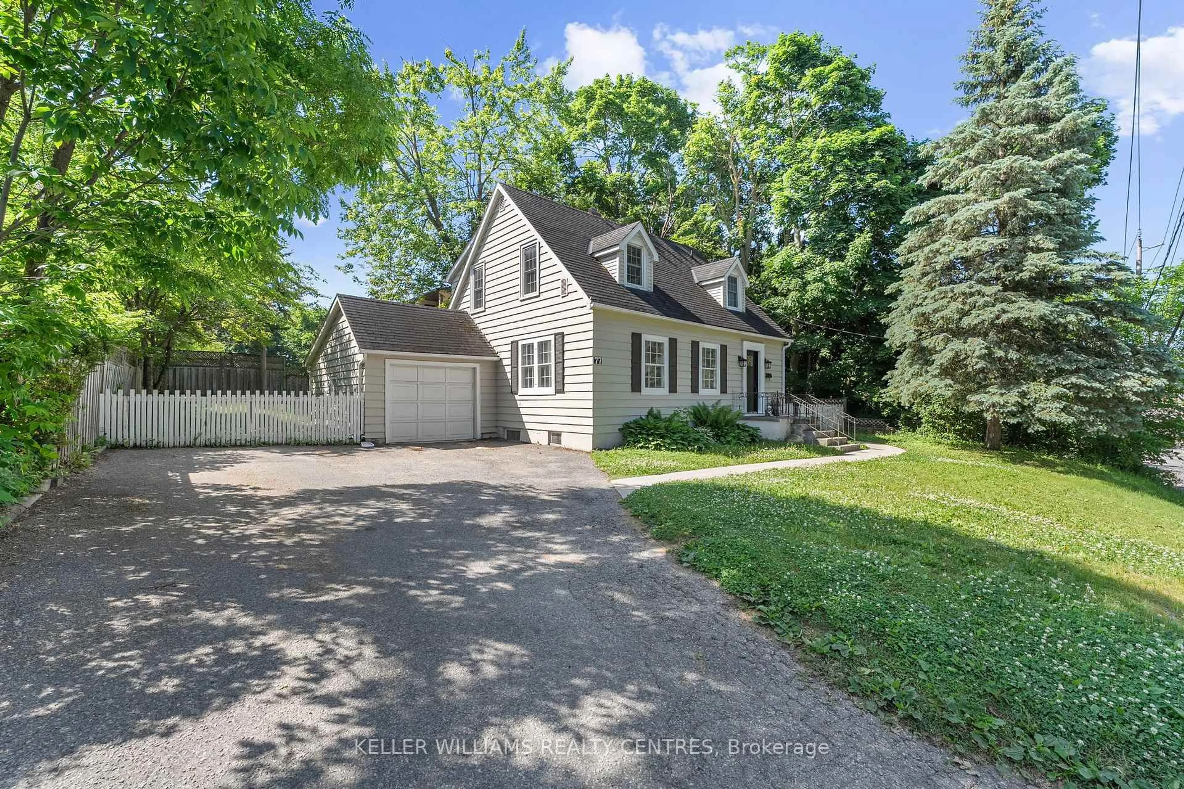 A pic from outside/outdoor area/front of a property/back of a property/a pic from drone, street for 77 Wellington St, Barrie Ontario L4M 2C3