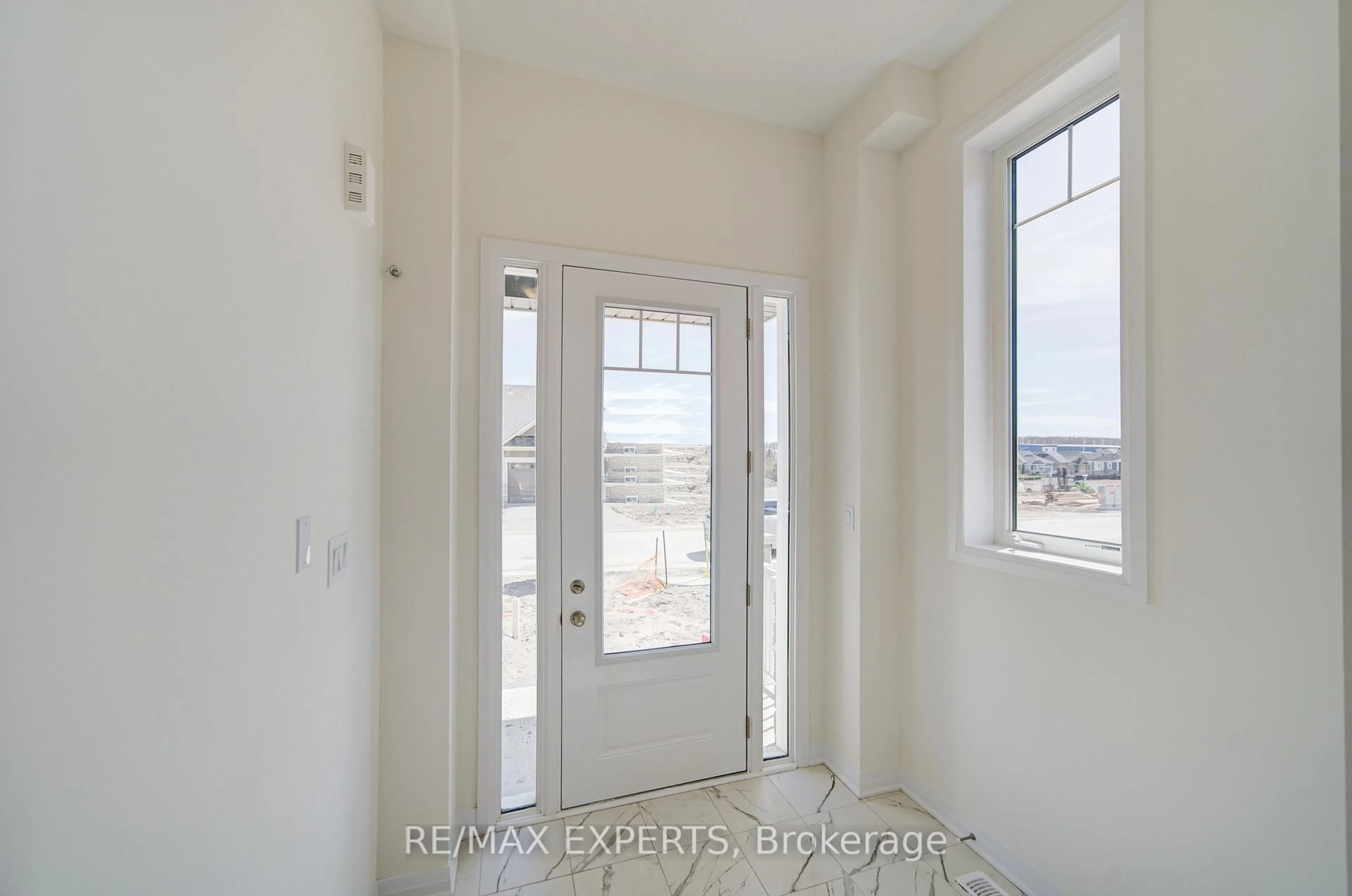 Indoor entryway for 549 Hudson Cres, Midland Ontario L4R 0J1