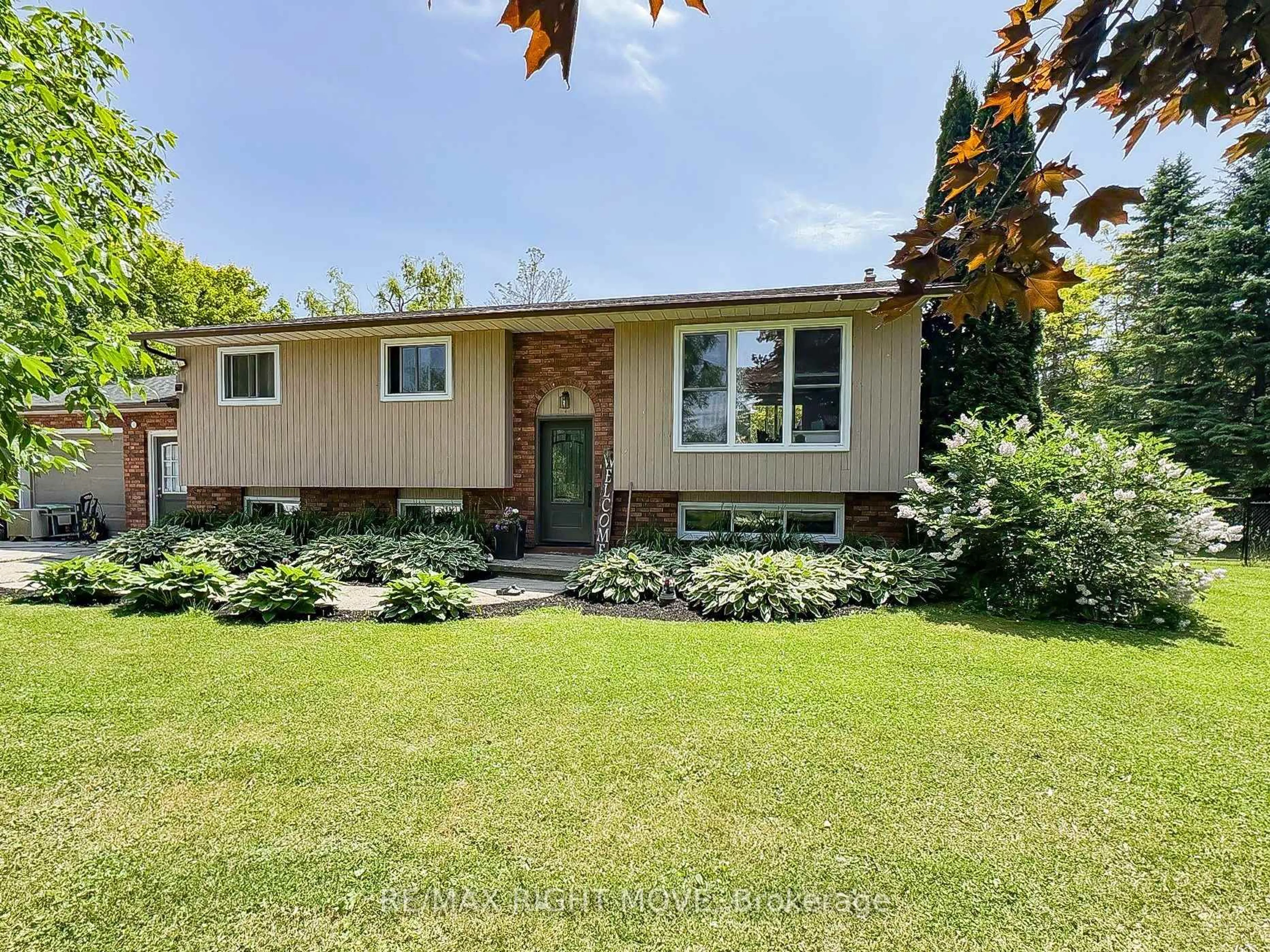 Home with vinyl exterior material, street for 2268 Thomson Cres, Severn Ontario L3V 0V7