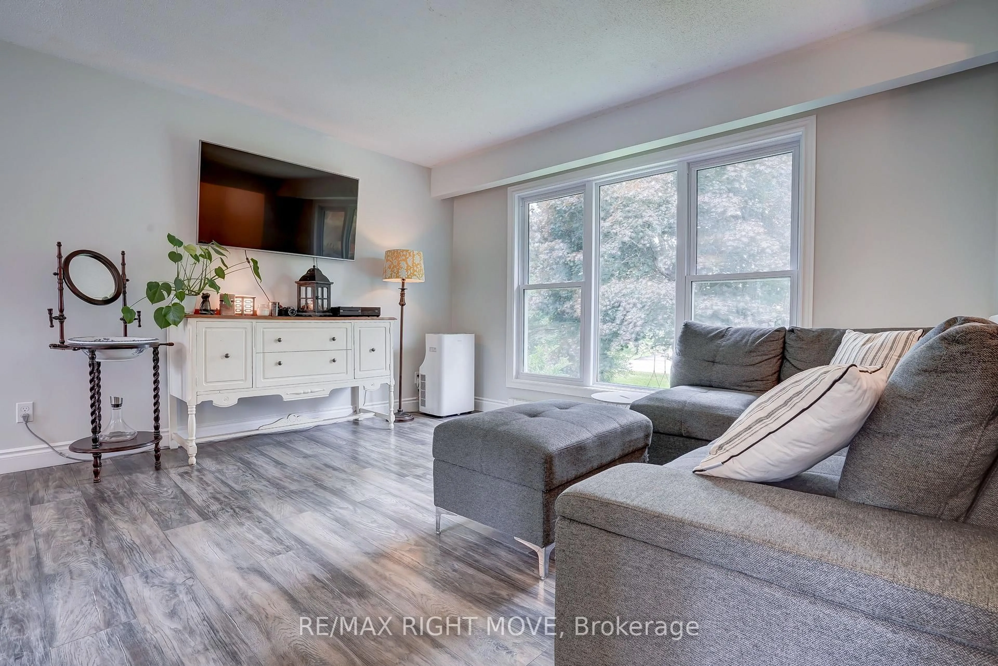 Living room with furniture, wood/laminate floor for 2268 Thomson Cres, Severn Ontario L3V 0V7