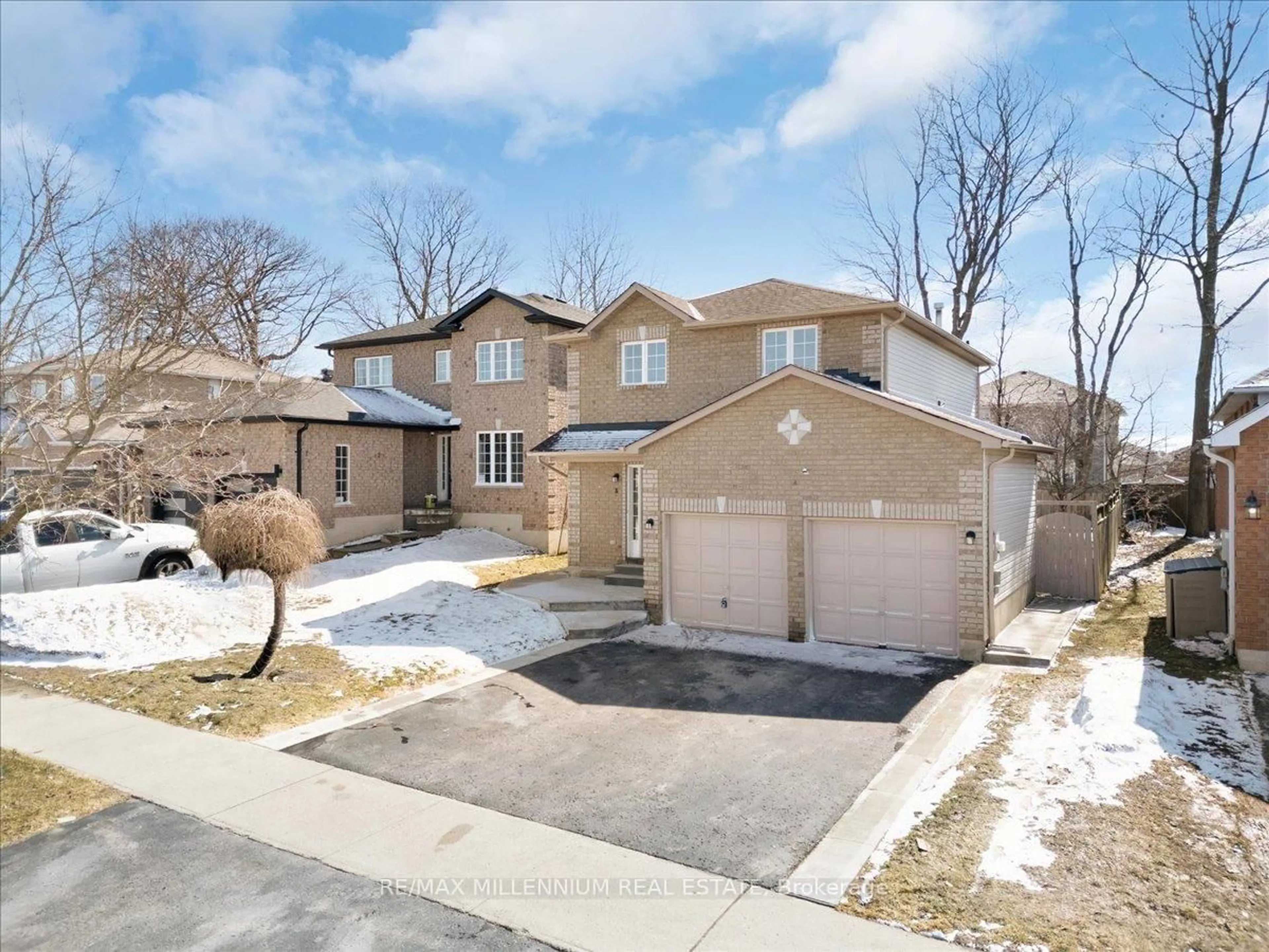 A pic from outside/outdoor area/front of a property/back of a property/a pic from drone, street for 3 Masters Dr, Barrie Ontario L4M 6W4